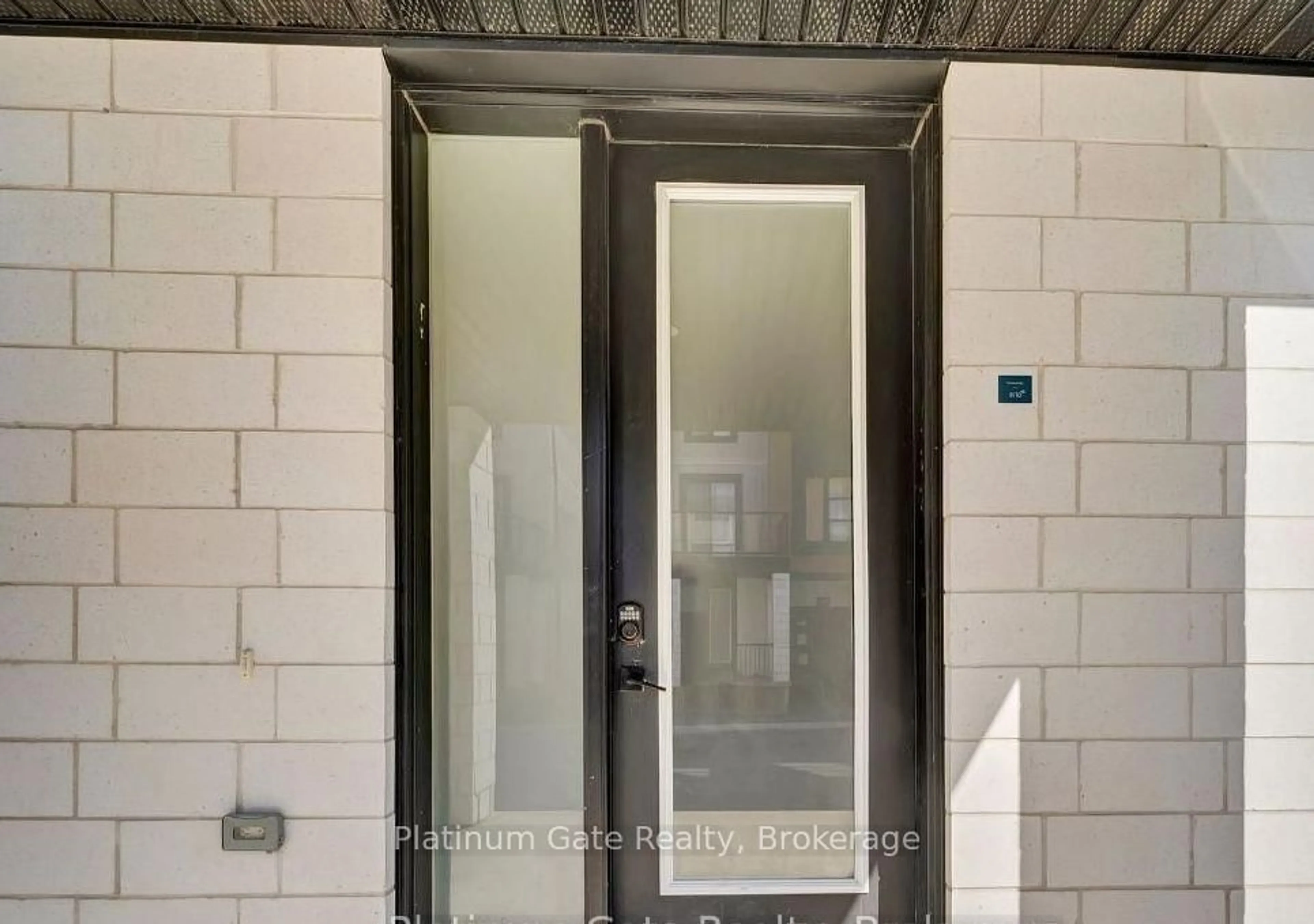 Indoor entryway for 958 BATTERY Park, London North Ontario N6H 0J7