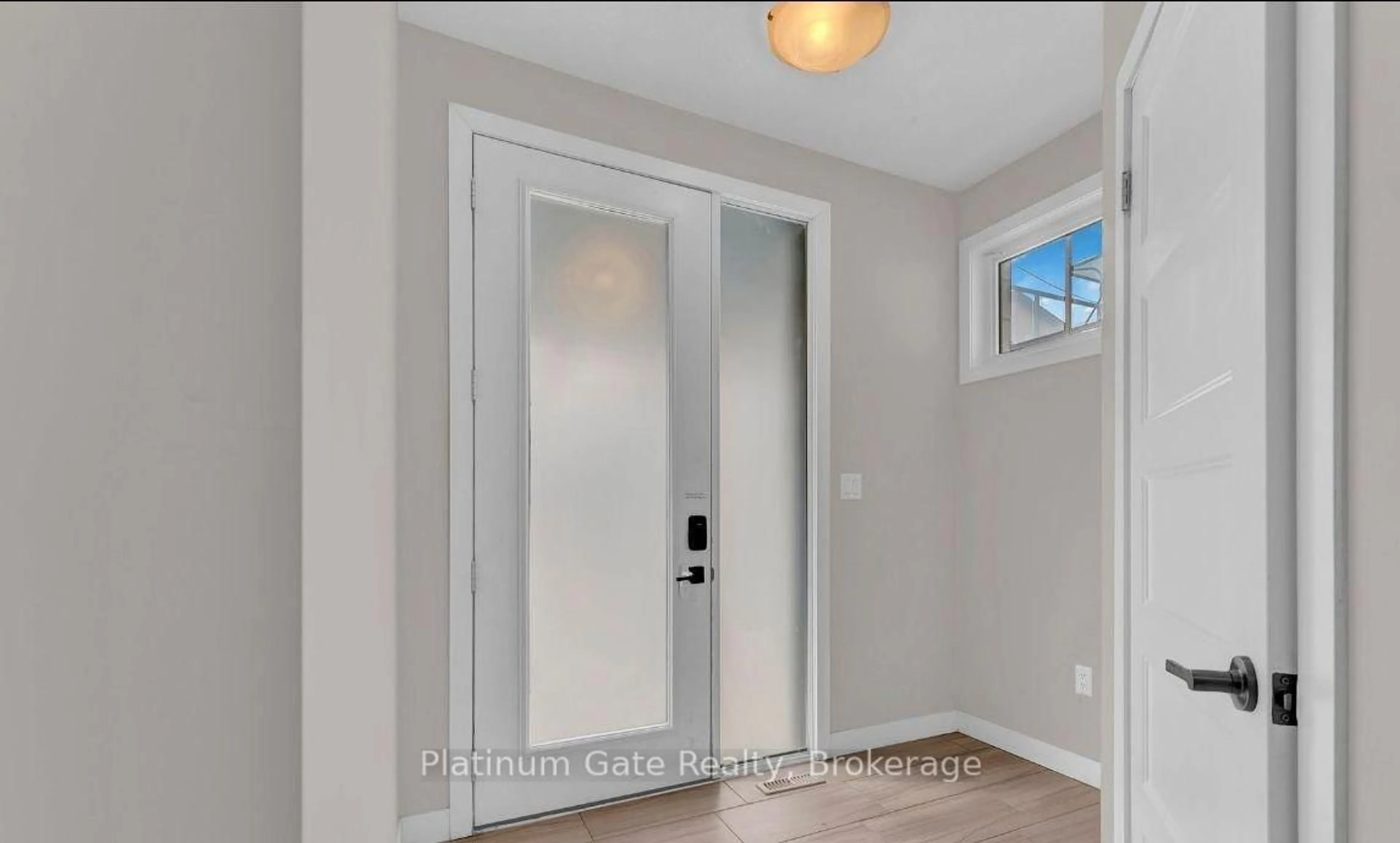 Indoor entryway for 958 BATTERY Park, London North Ontario N6H 0J7