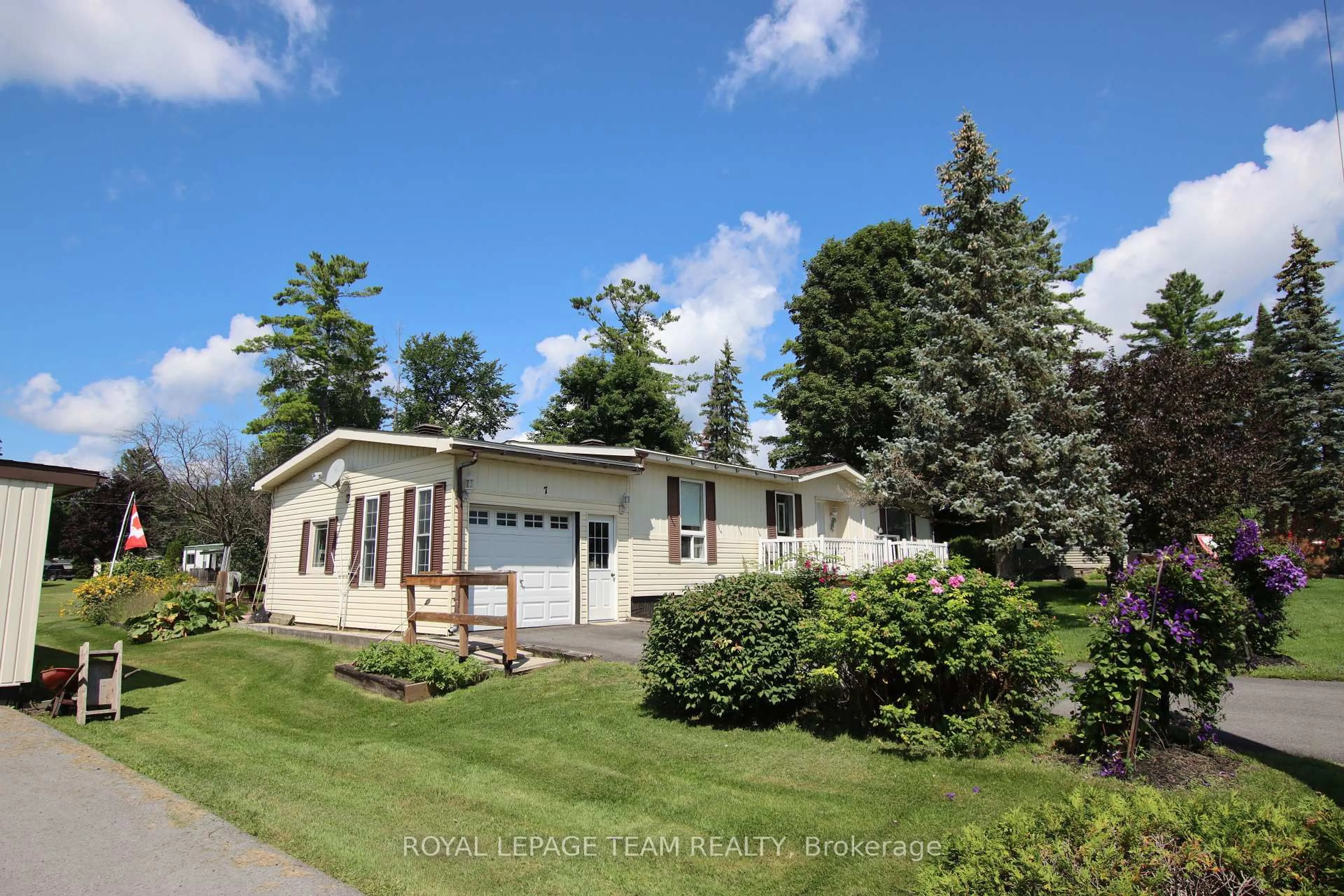 A pic from outside/outdoor area/front of a property/back of a property/a pic from drone, unknown for 7 Woodside Lane, White Lake Ontario K0A 3L0