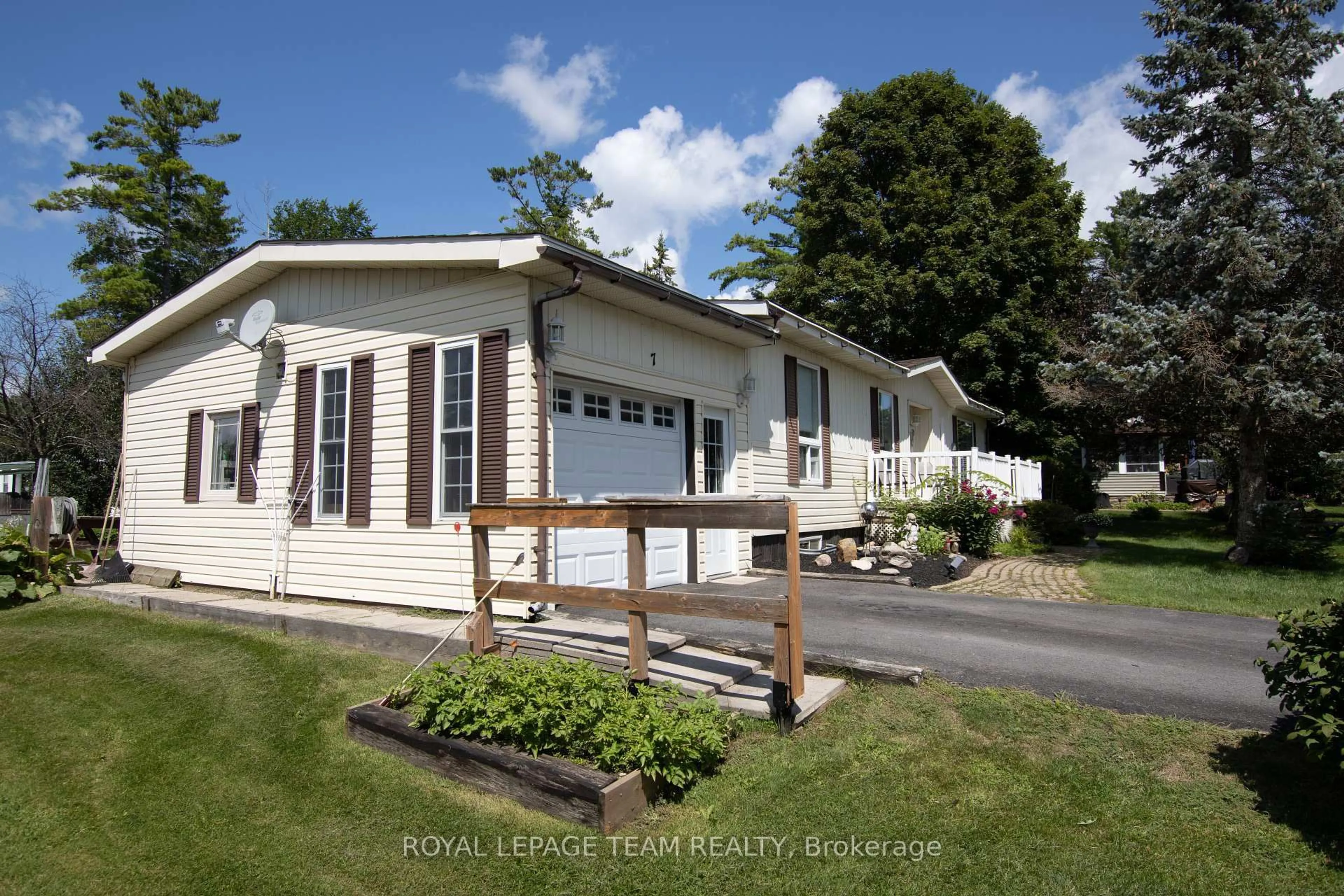Home with vinyl exterior material, unknown for 7 Woodside Lane, White Lake Ontario K0A 3L0