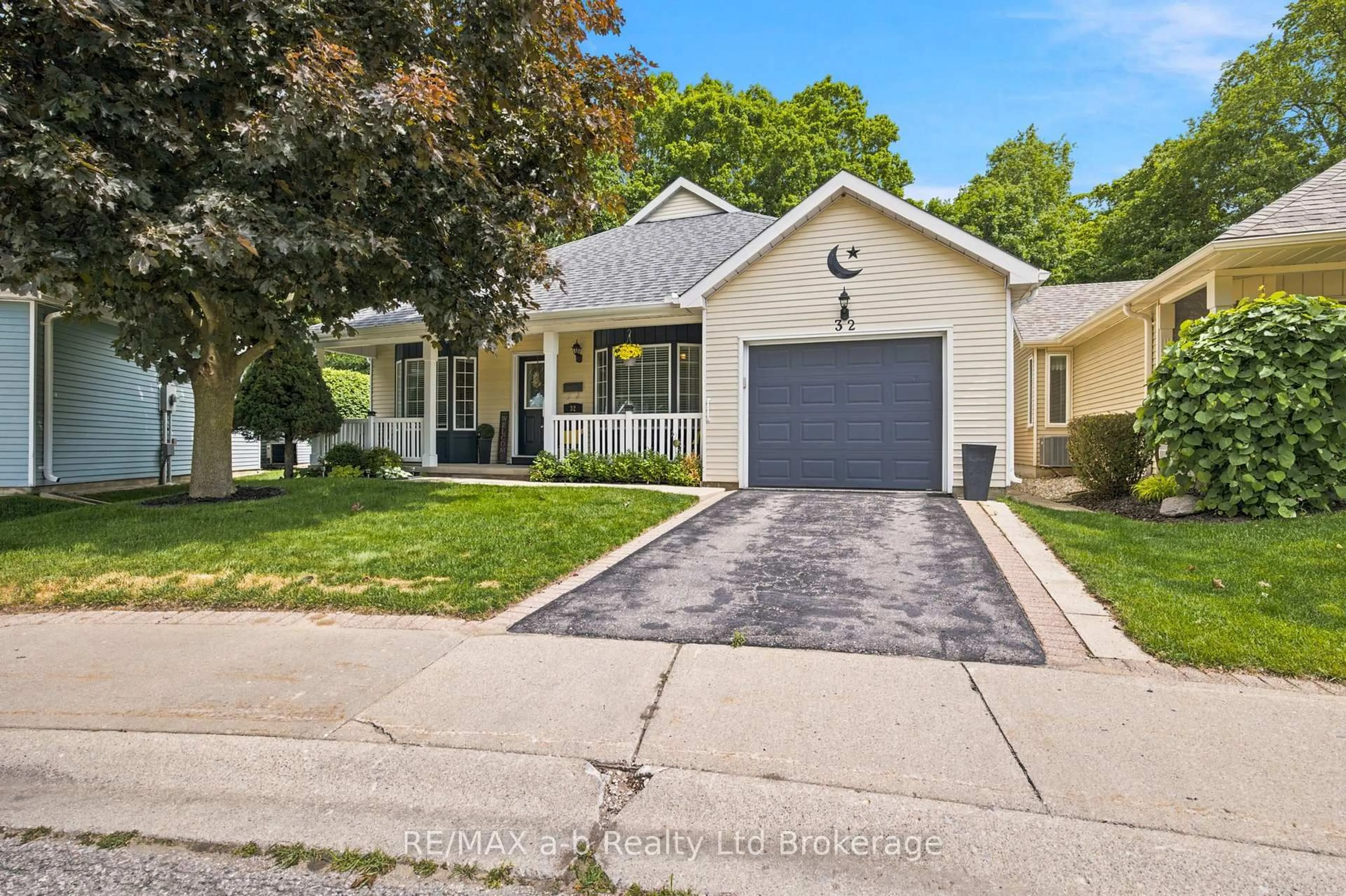 Home with vinyl exterior material, street for 32 Wilkins Cres, Tillsonburg Ontario N4G 5M6
