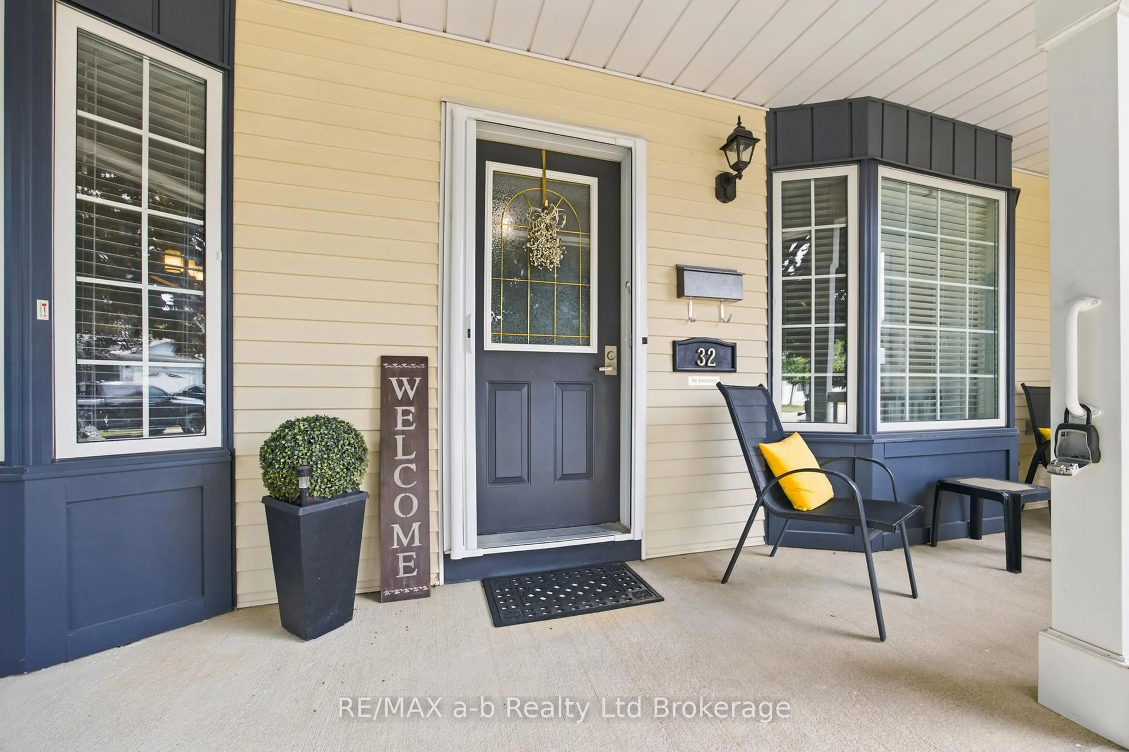 Indoor entryway for 32 Wilkins Cres, Tillsonburg Ontario N4G 5M6