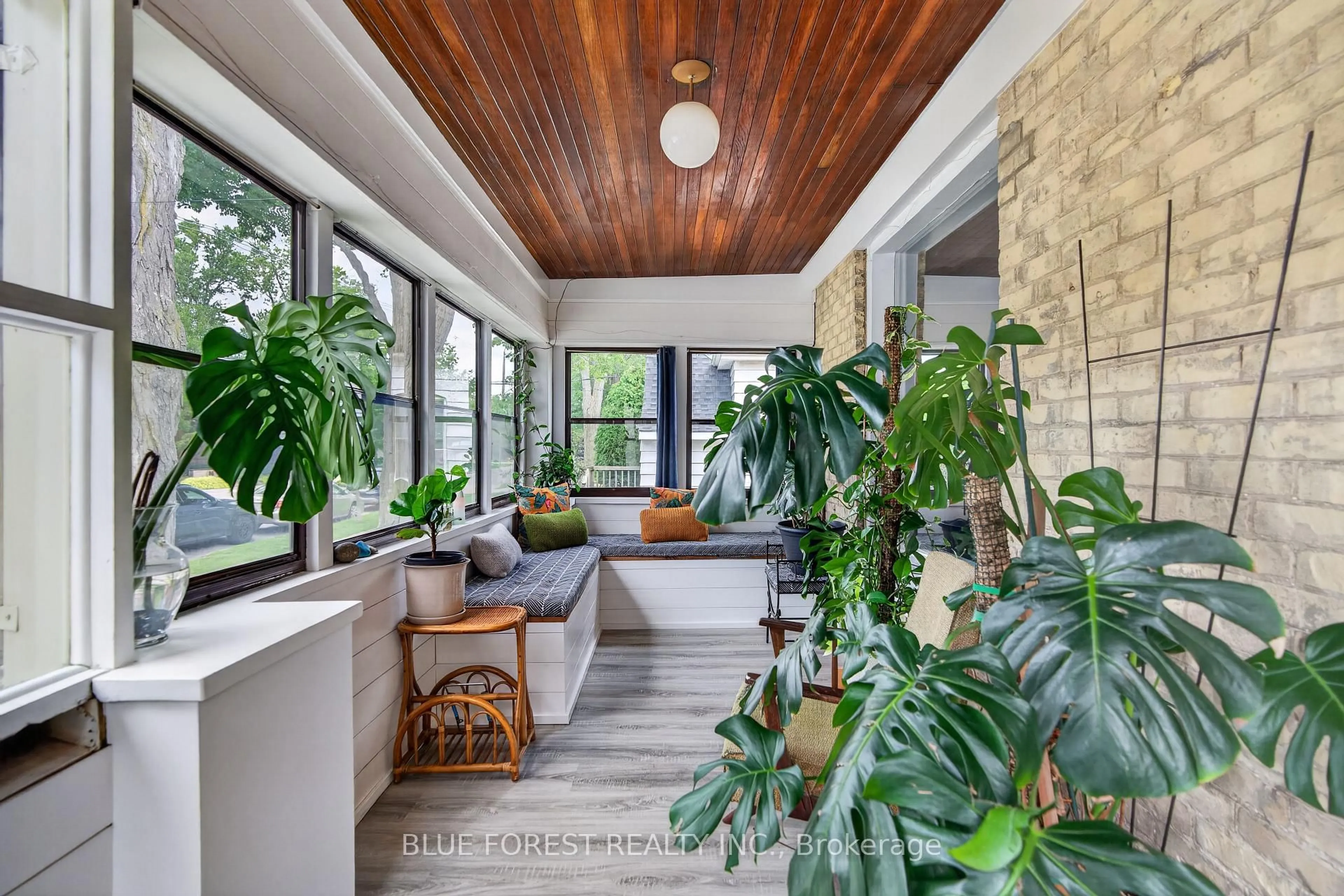 Indoor entryway for 95 Tecumseh Ave, London South Ontario N6C 1S1