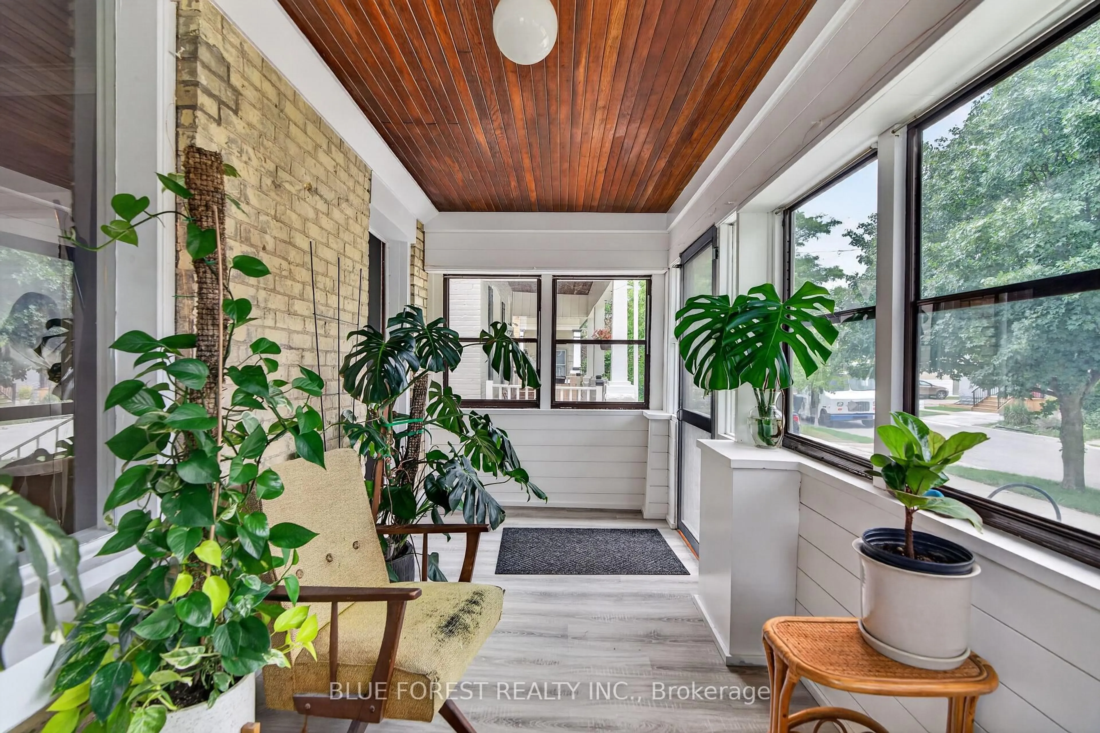 Indoor entryway for 95 Tecumseh Ave, London South Ontario N6C 1S1