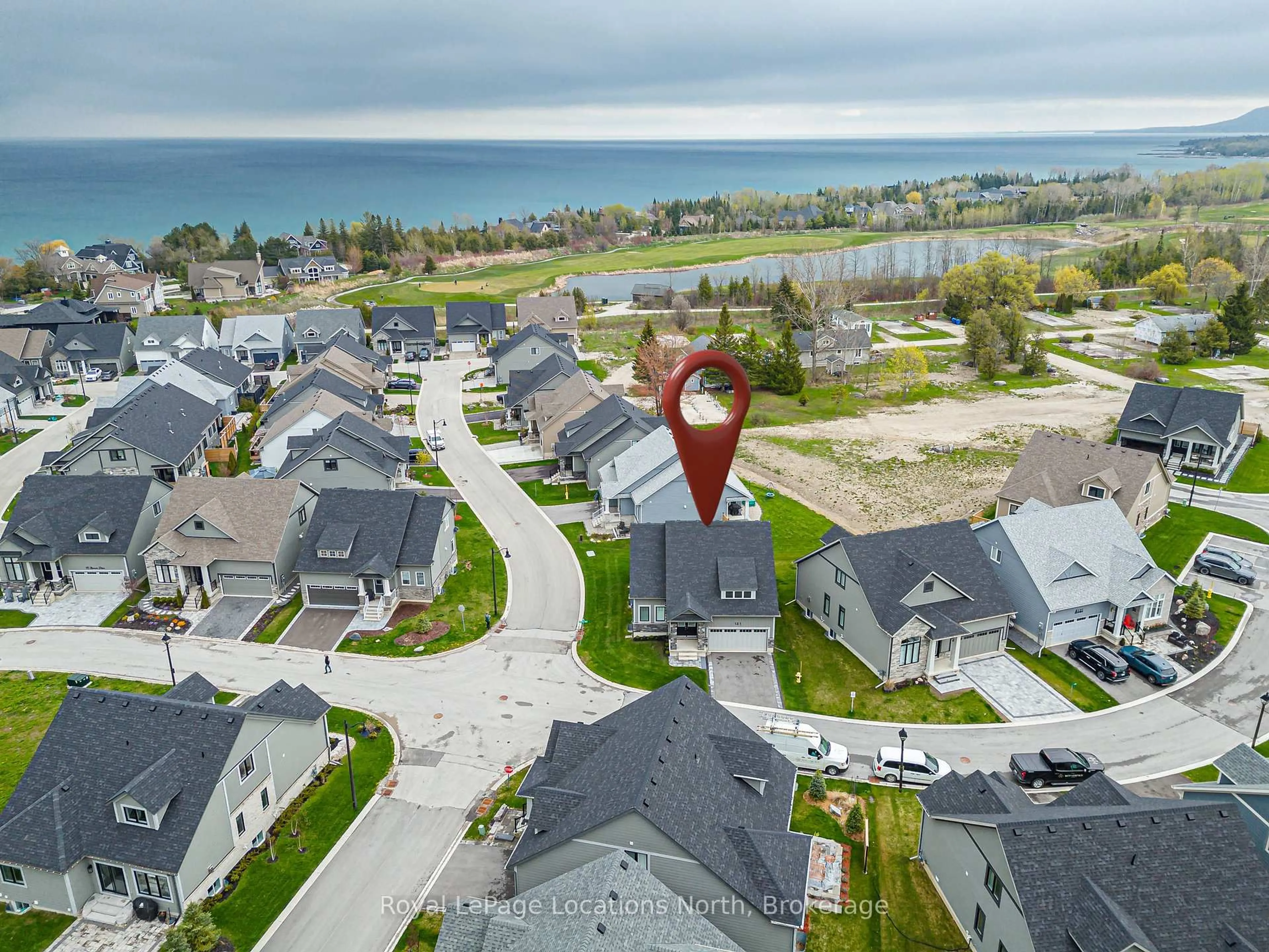 A pic from outside/outdoor area/front of a property/back of a property/a pic from drone, street for 121 Beacon Dr, Blue Mountains Ontario N0H 2P0