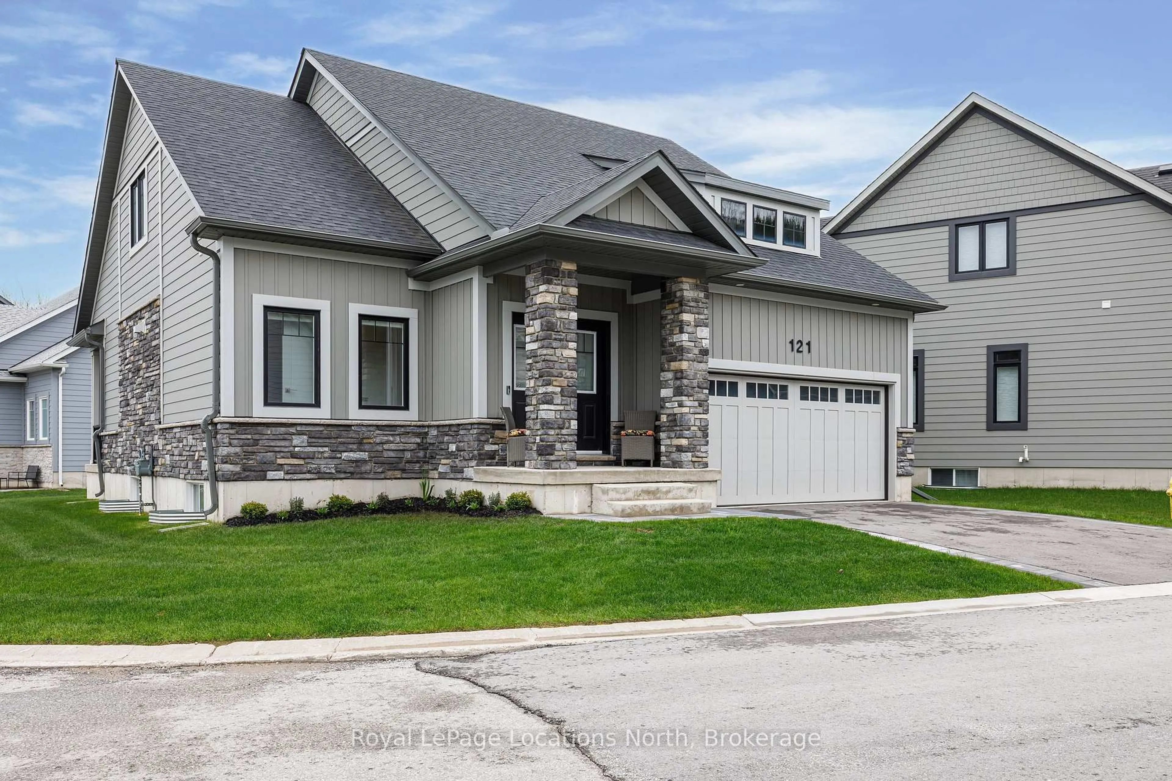 Home with vinyl exterior material, street for 121 Beacon Dr, Blue Mountains Ontario N0H 2P0