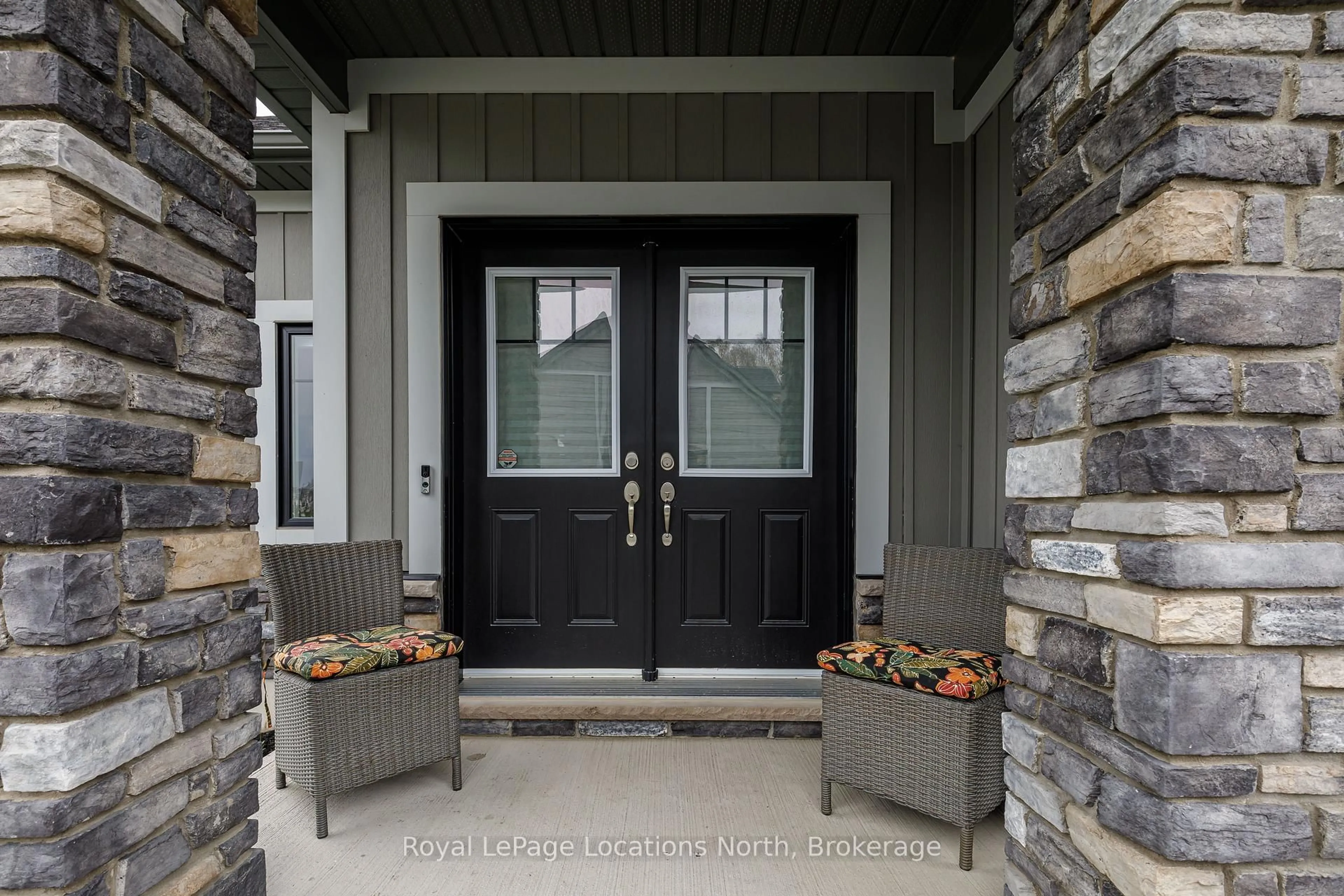 Indoor entryway for 121 Beacon Dr, Blue Mountains Ontario N0H 2P0