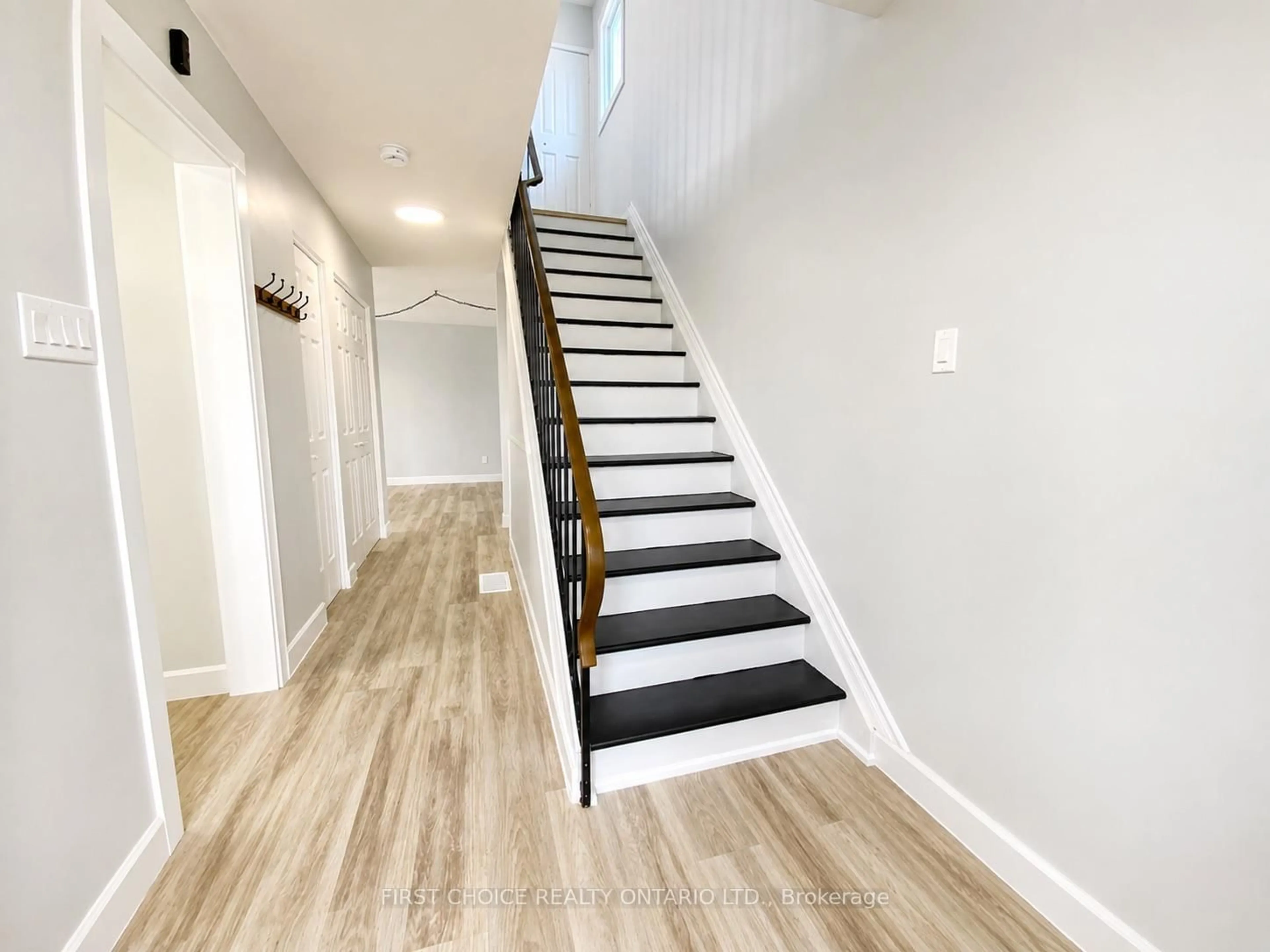 Stairs for 837 Eastvale Dr #6, Ottawa Ontario K1J 7T5