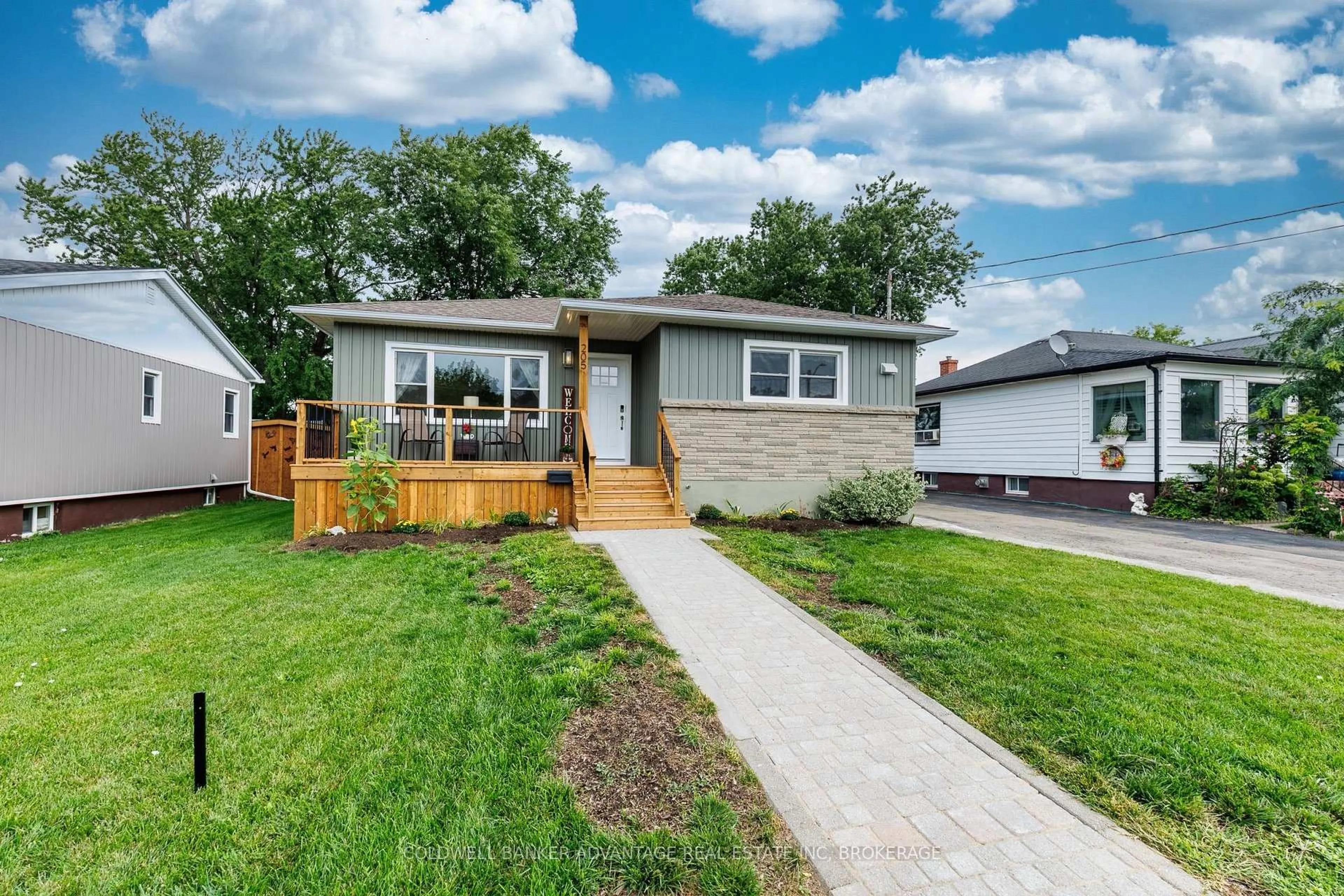 Home with vinyl exterior material, street for 205 Borden Ave, Port Colborne Ontario L3K 3Z9