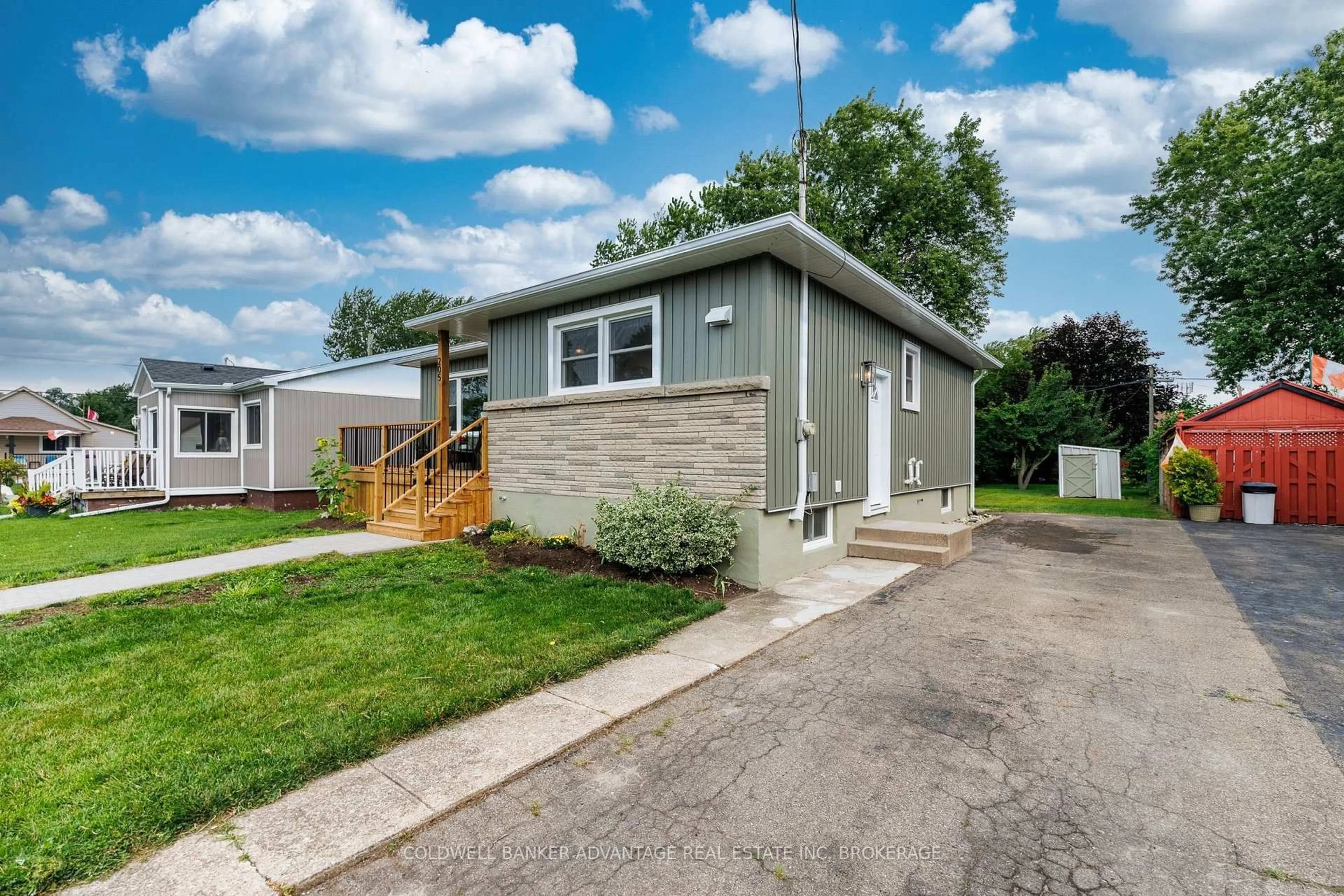 Home with vinyl exterior material, street for 205 Borden Ave, Port Colborne Ontario L3K 3Z9