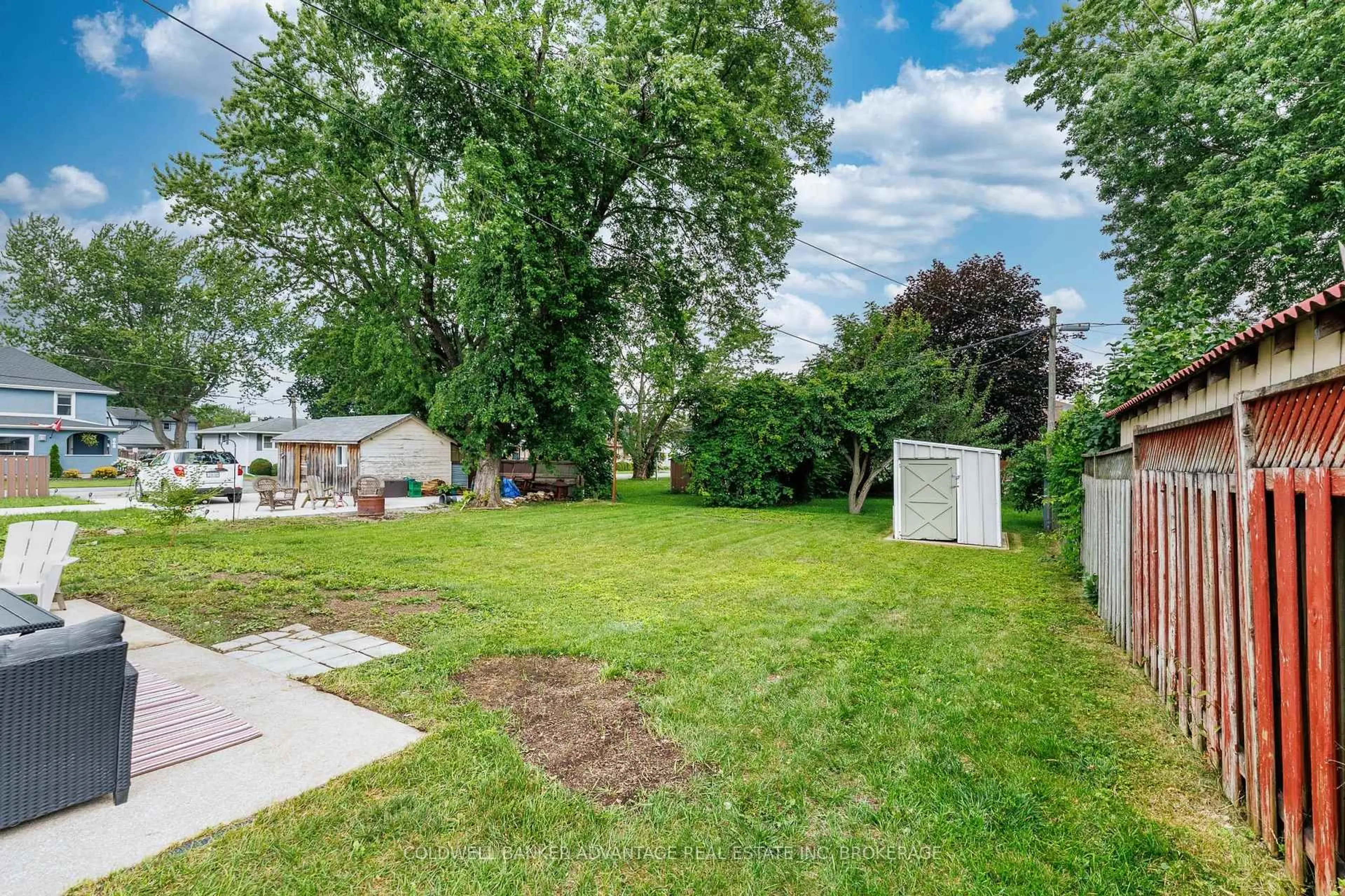 Patio, street for 205 Borden Ave, Port Colborne Ontario L3K 3Z9