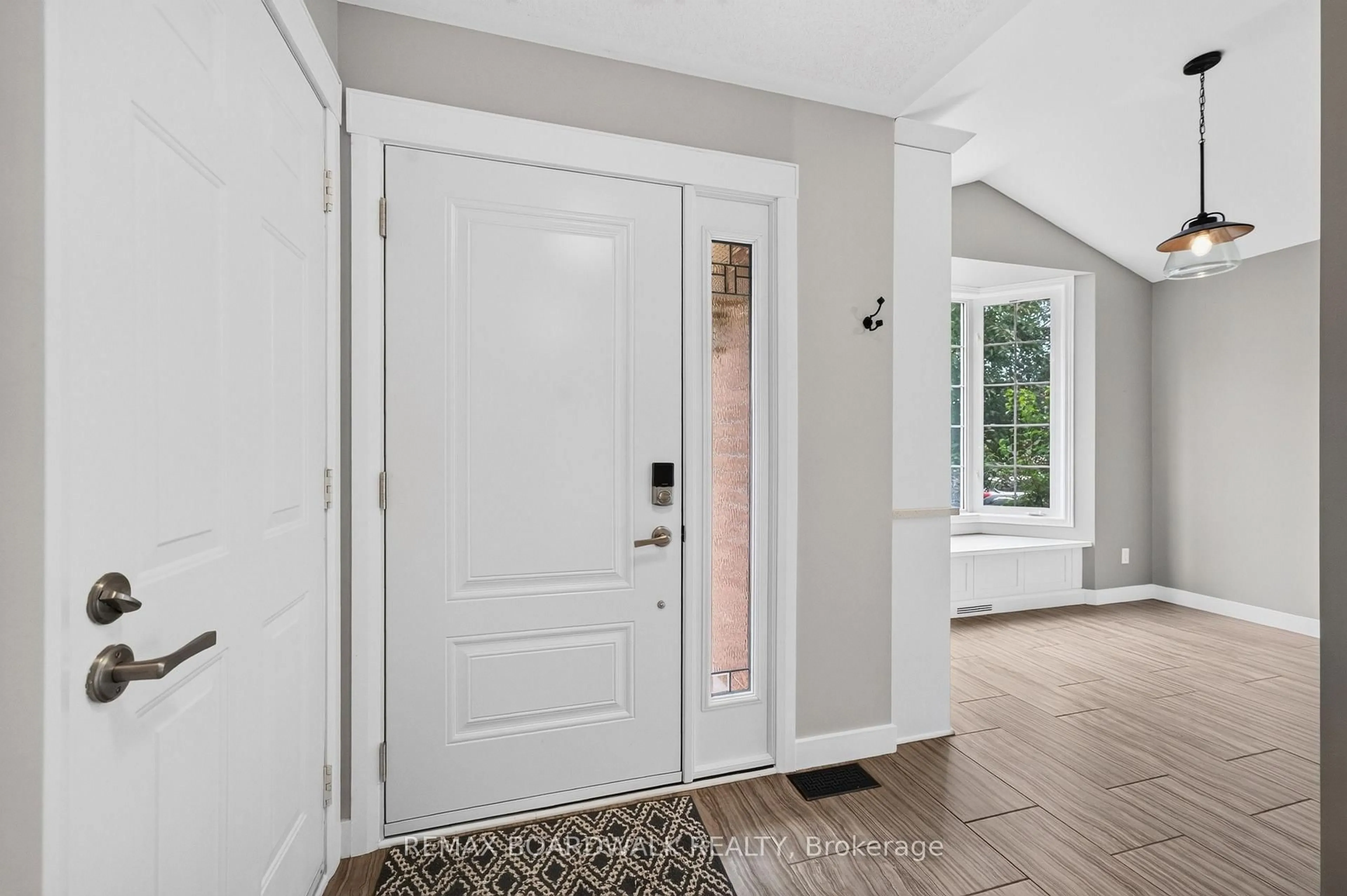 Indoor entryway for 22 Burnstead Cres, Ottawa Ontario K2M 2T7
