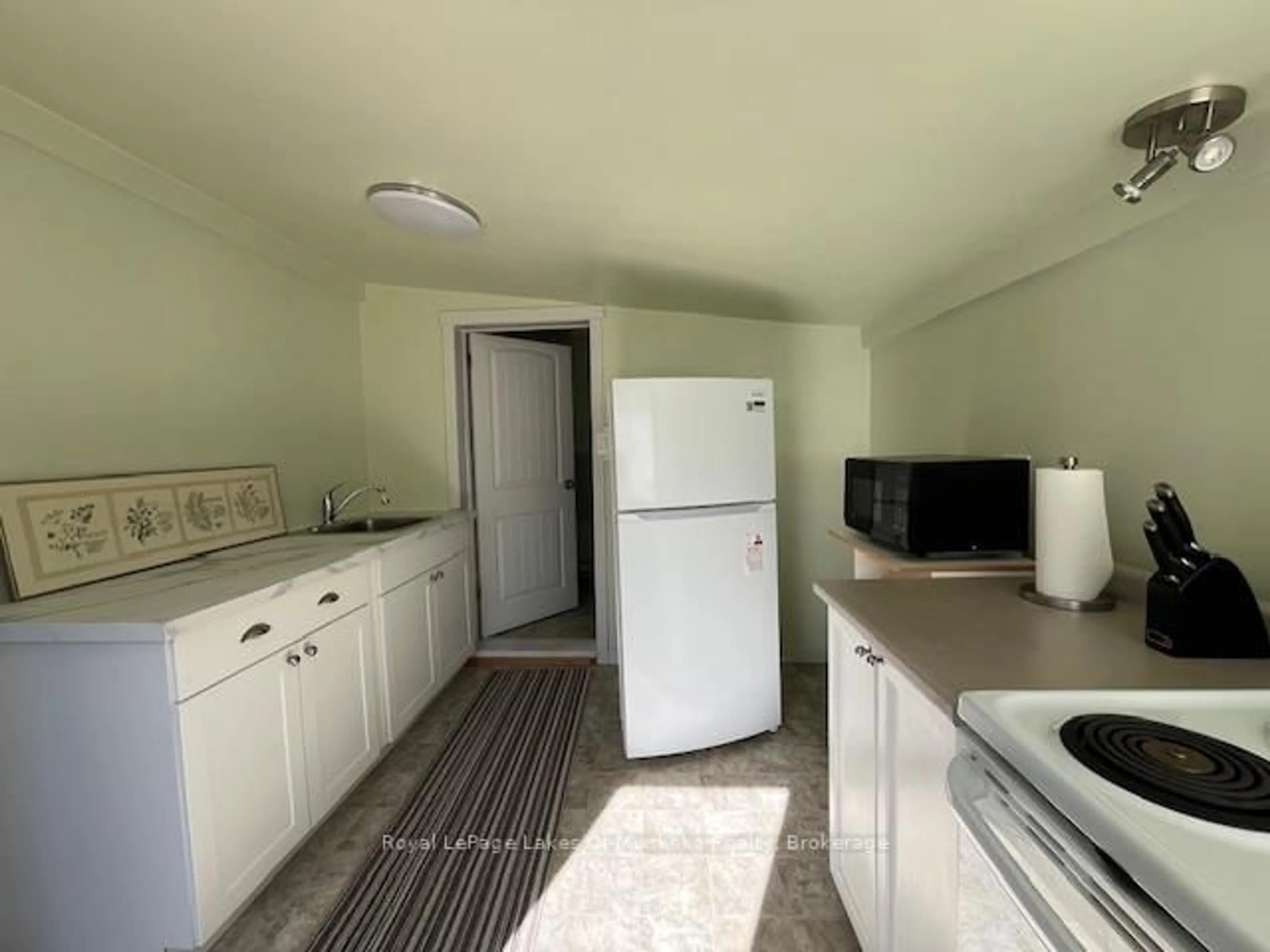 Standard kitchen, unknown for 75 Park St, Sundridge Ontario P0A 1Z0