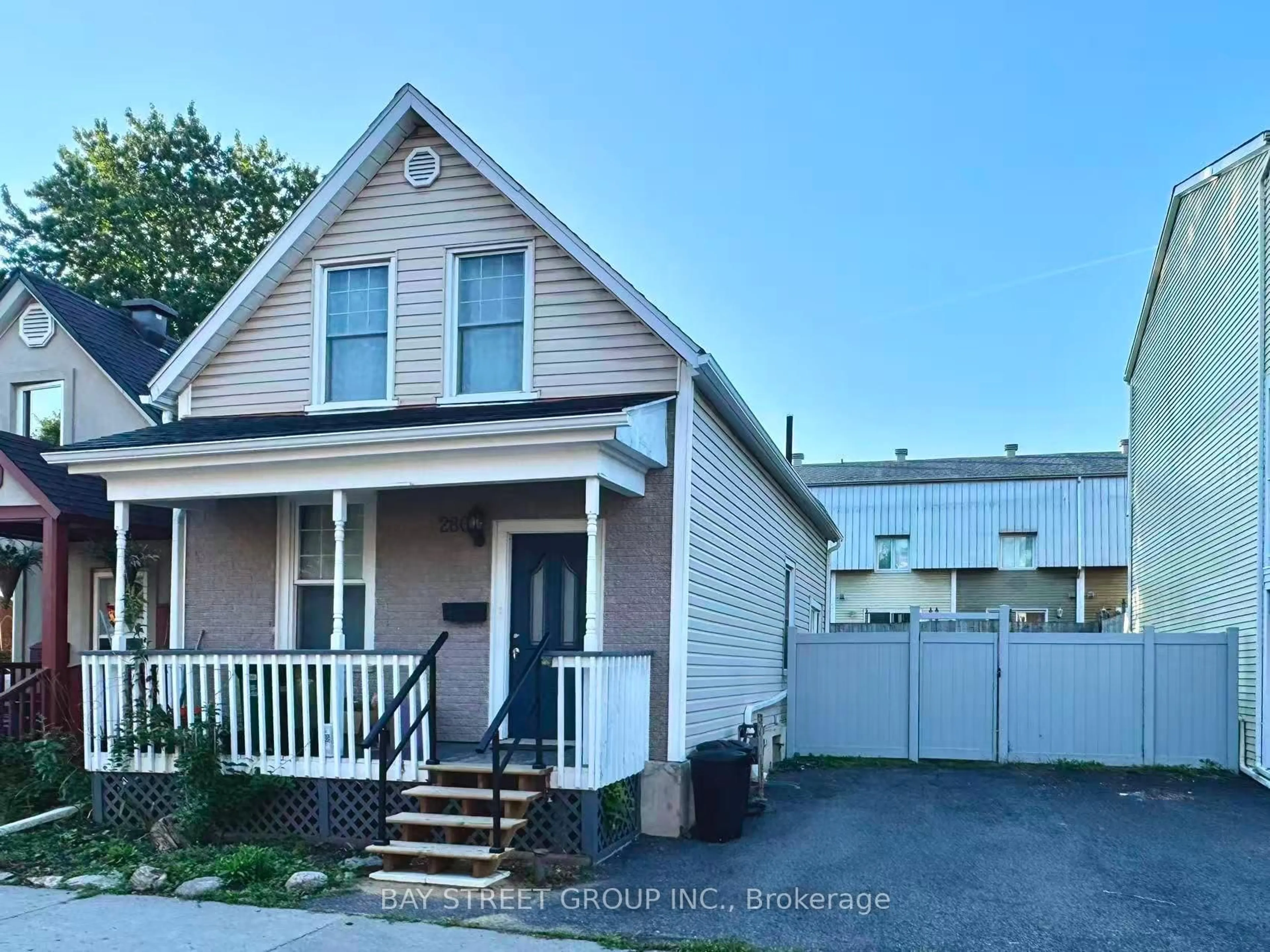 Home with vinyl exterior material, street for 280 ST ANDREW St, Ottawa Ontario K1N 5G7