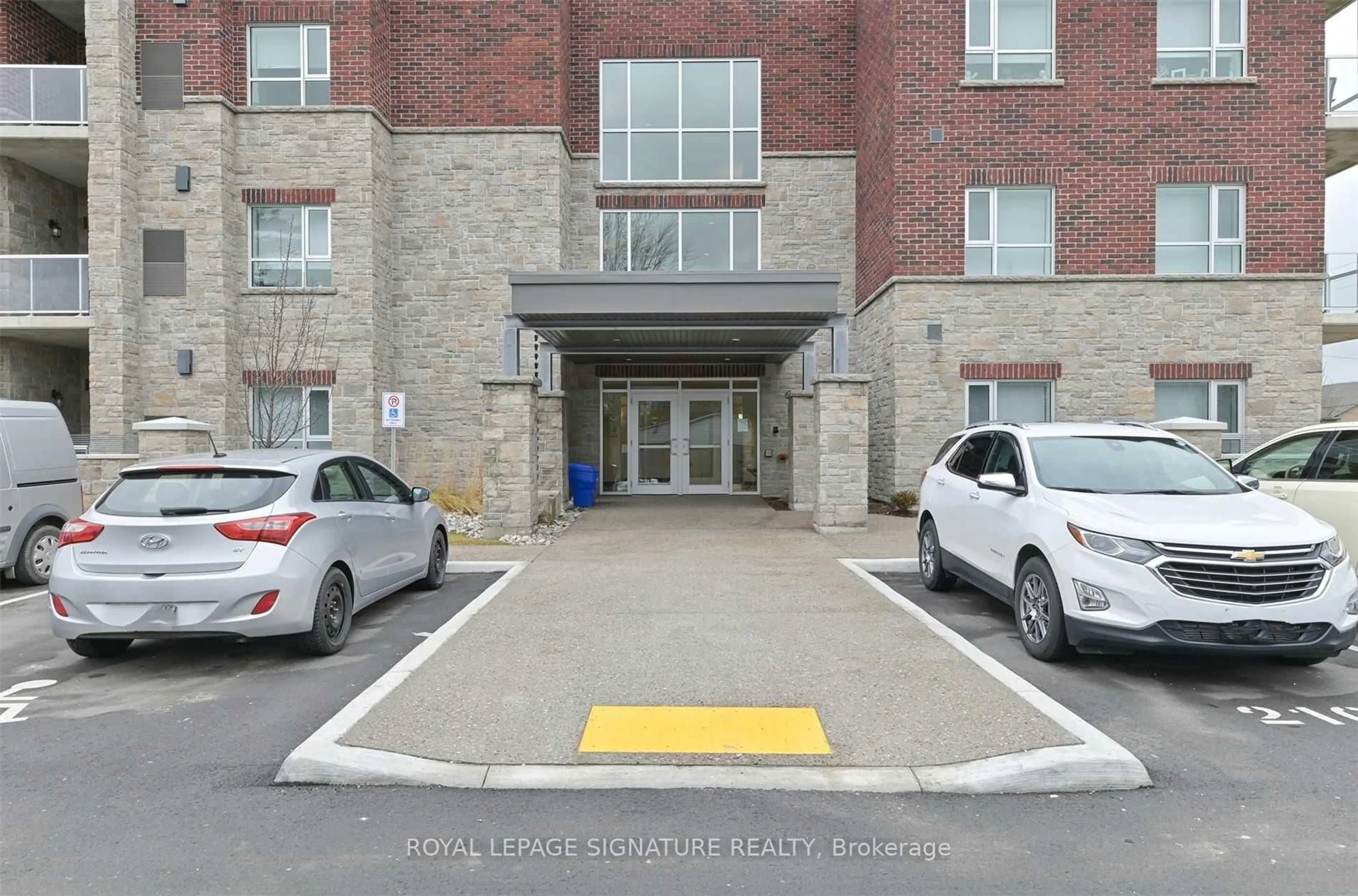 Indoor foyer for 529 South Pelham Rd #208, Welland Ontario L3C 0H7