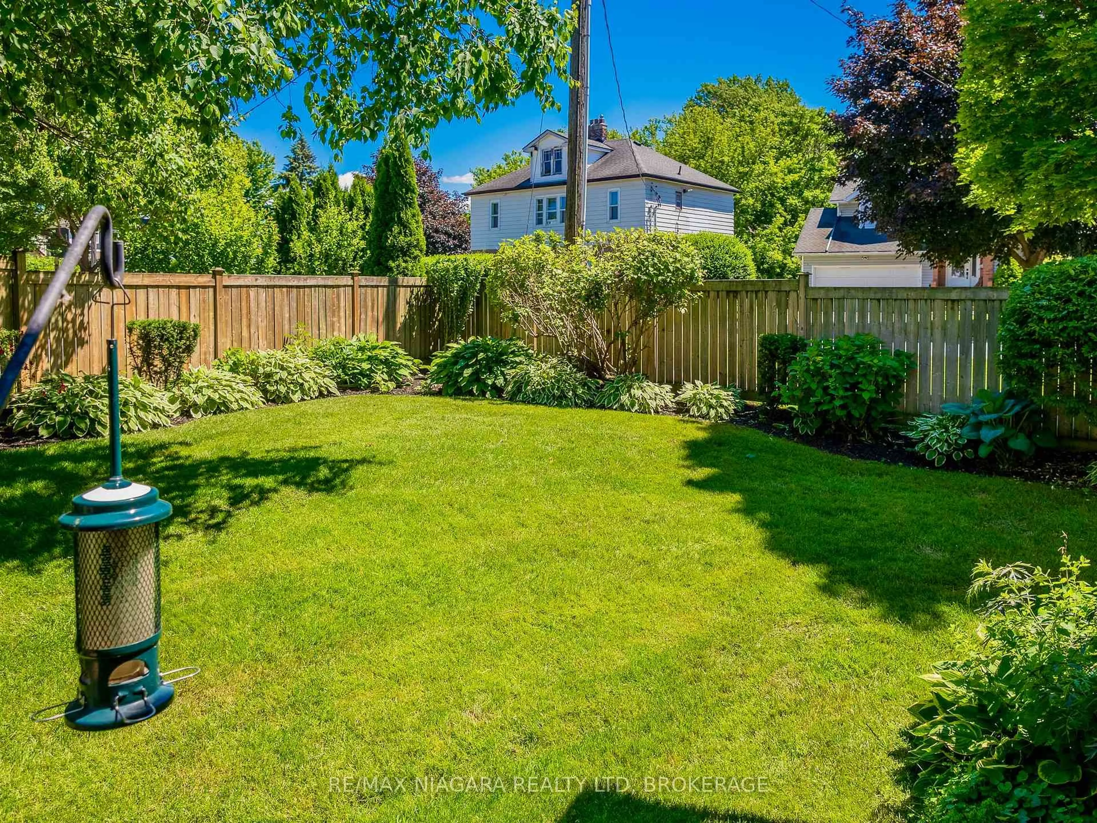 A pic from outside/outdoor area/front of a property/back of a property/a pic from drone, street for 5 Lakeside Dr #23, St. Catharines Ontario L2M 1P3