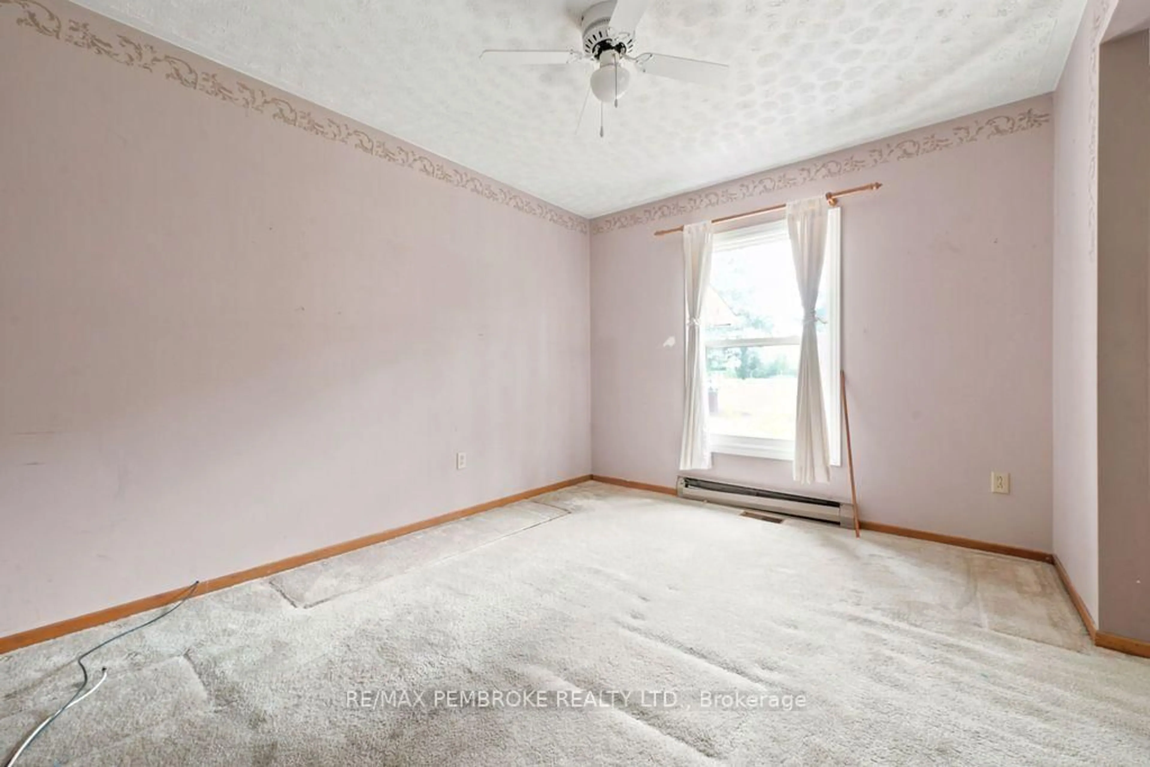 A pic of a room for 20 Meadowbrook Dr, Pembroke Ontario K8A 7C3