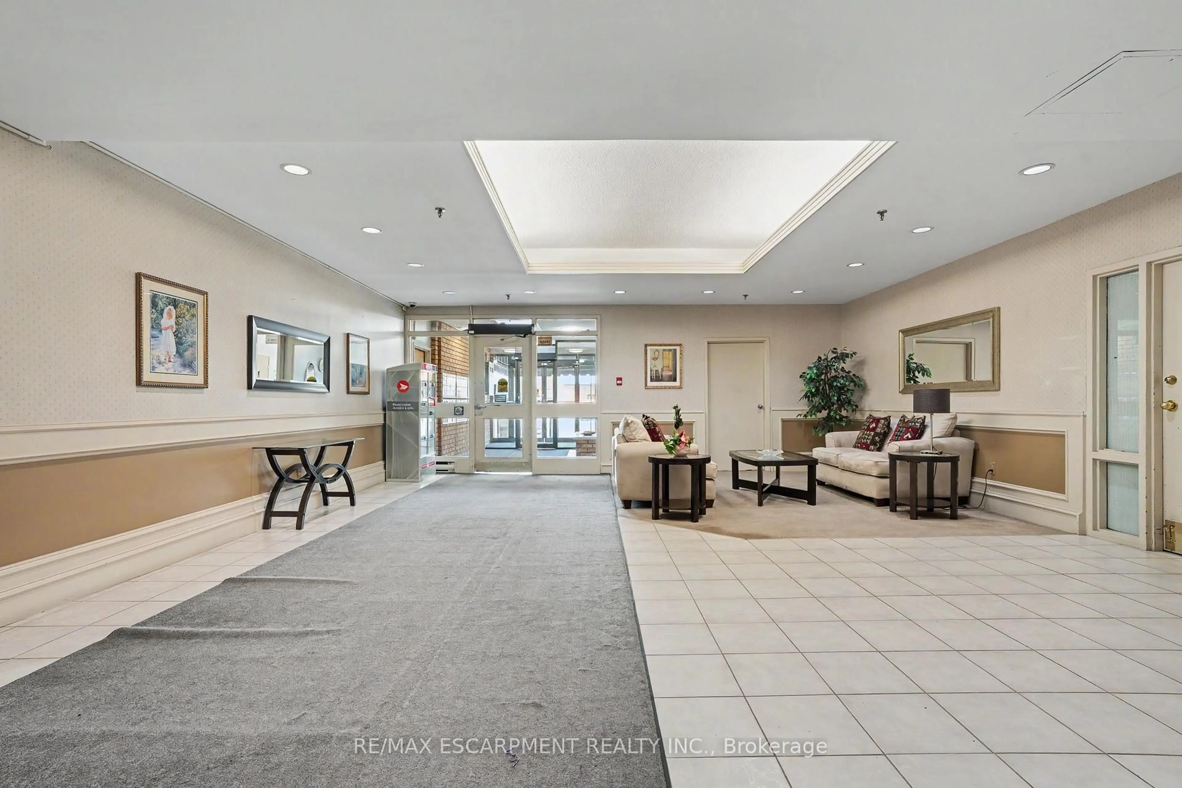 Indoor foyer for 432 Main St #603, Hamilton Ontario L8N 1J9