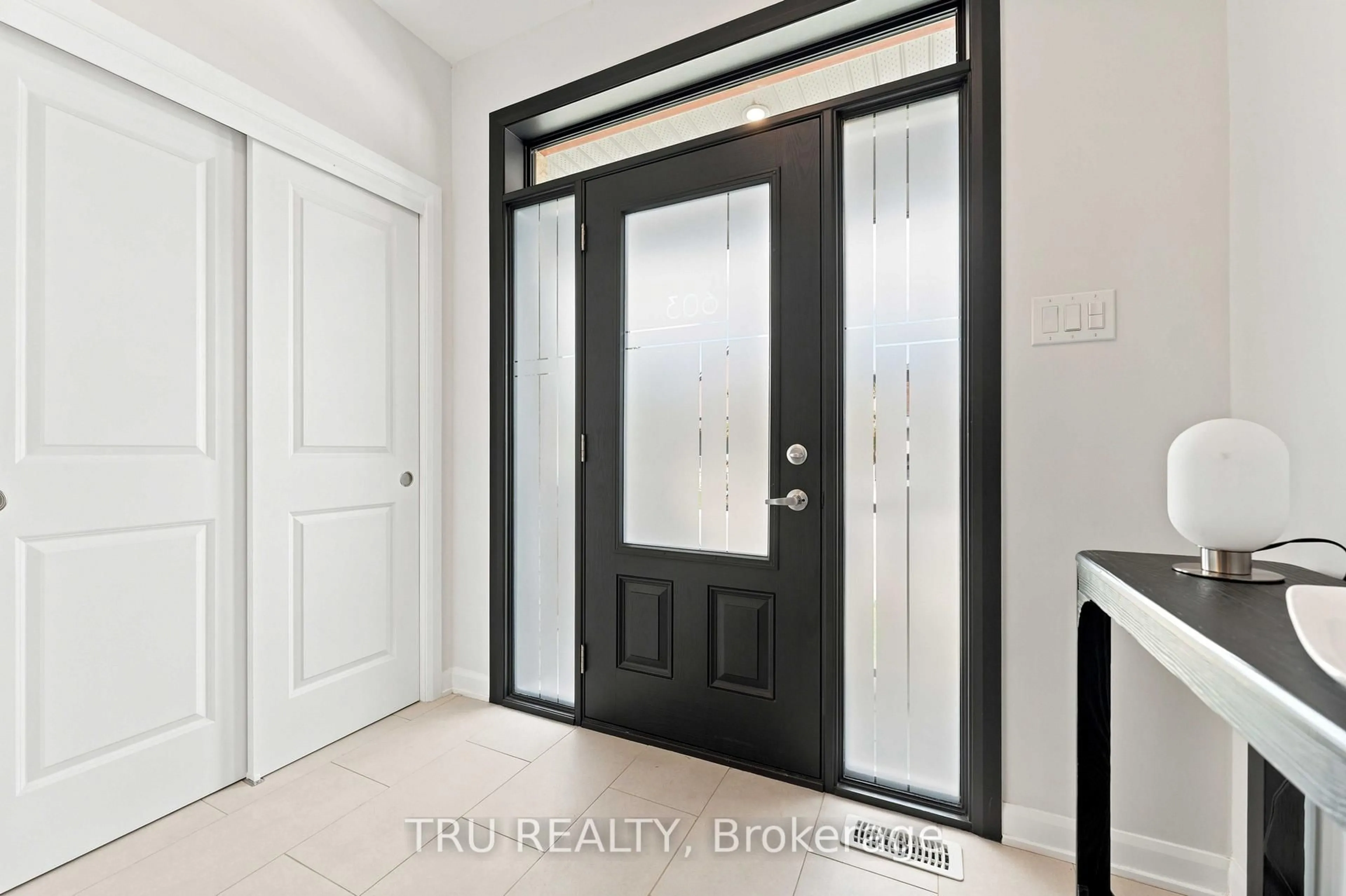 Indoor entryway for 603 Winterset Rd, Ottawa Ontario K2T 0R2
