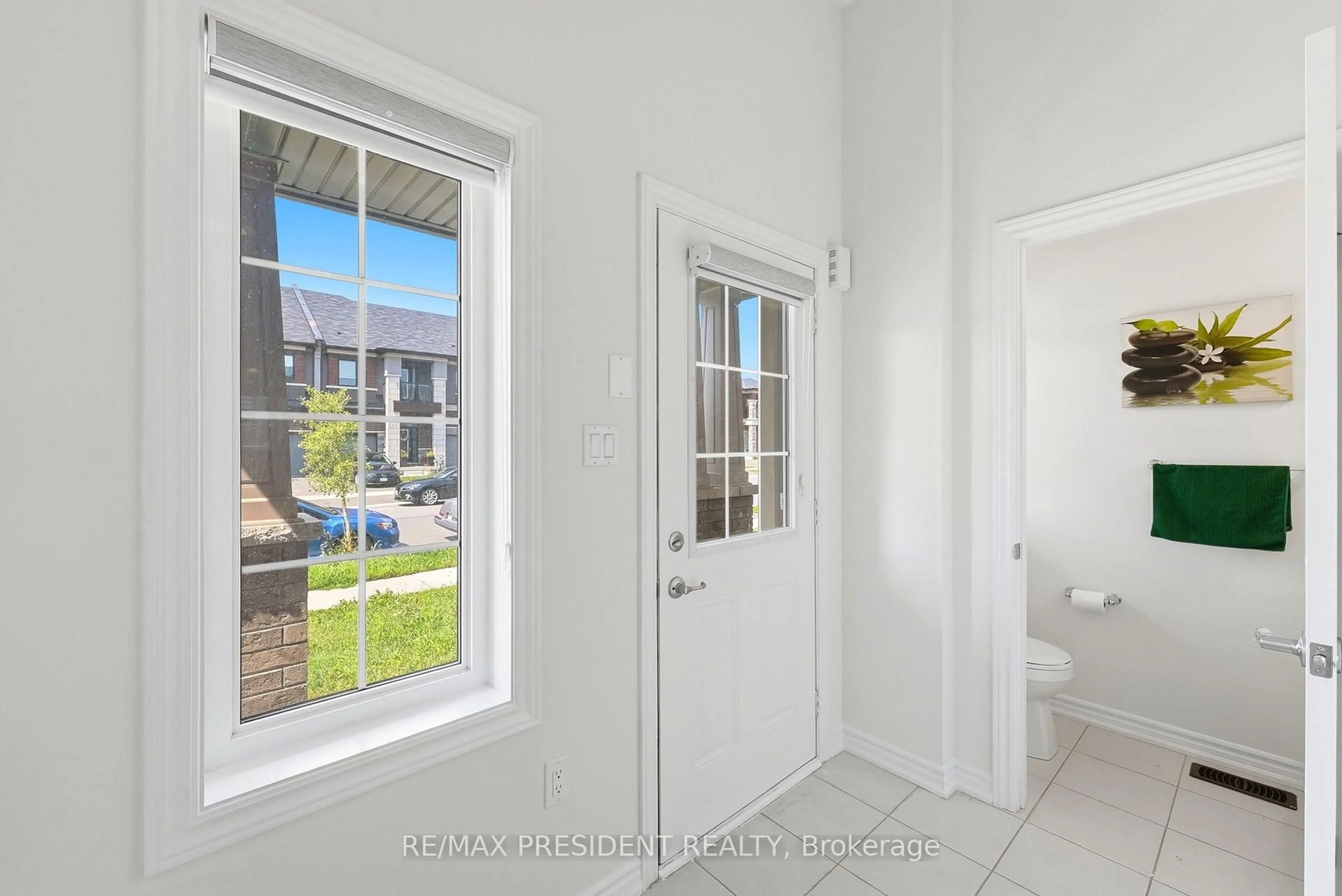 Indoor entryway for 10 Poole St, Brantford Ontario N3V 0B1