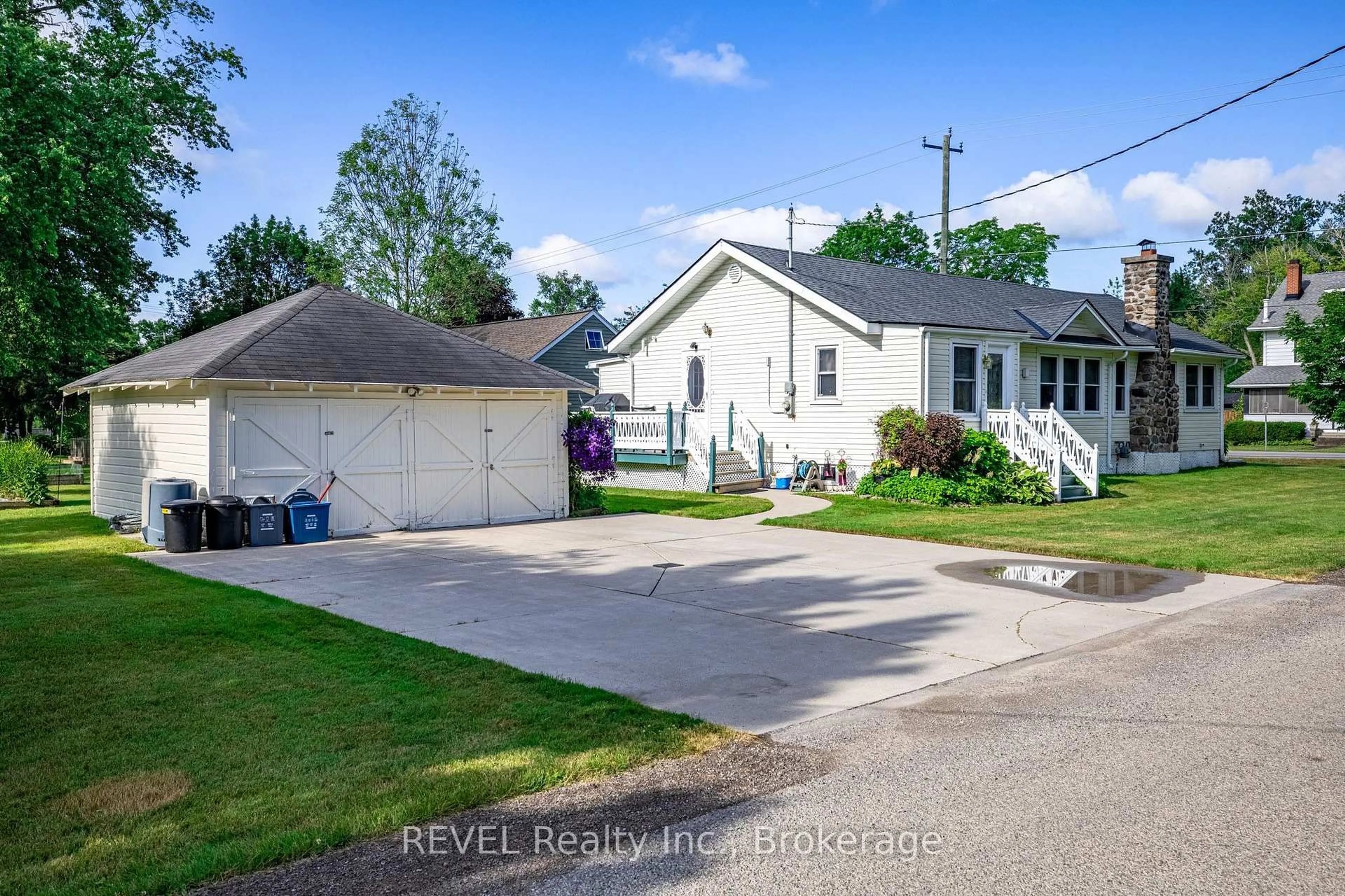 A pic from outside/outdoor area/front of a property/back of a property/a pic from drone, street for 70 Bernard Ave, Fort Erie Ontario L0S 1N0