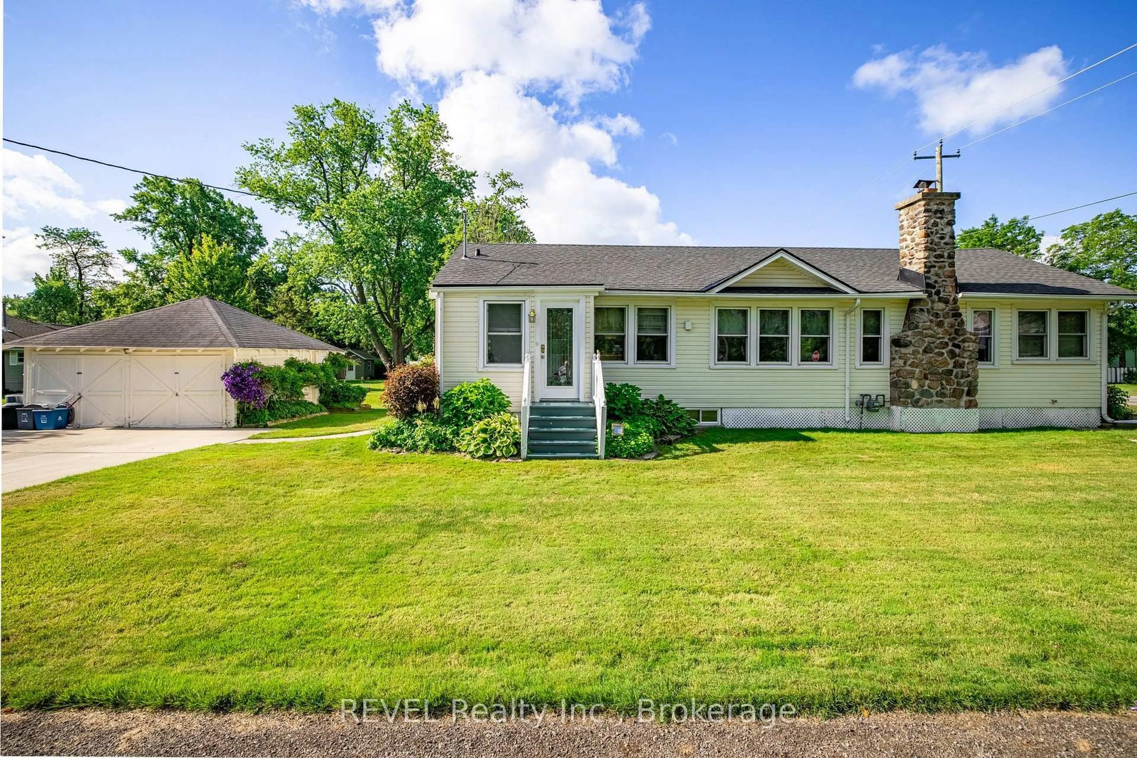 A pic from outside/outdoor area/front of a property/back of a property/a pic from drone, street for 70 Bernard Ave, Fort Erie Ontario L0S 1N0
