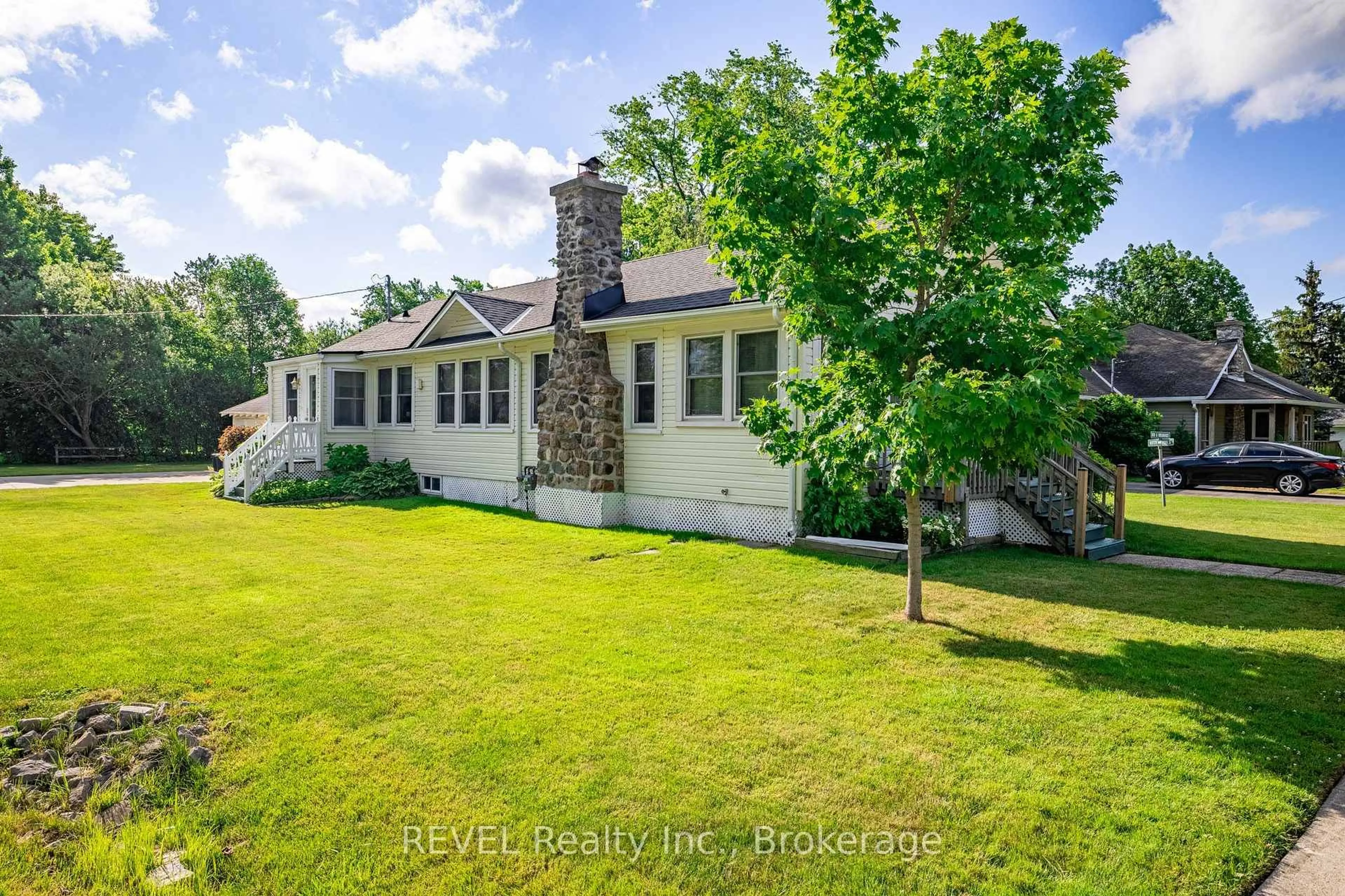 A pic from outside/outdoor area/front of a property/back of a property/a pic from drone, unknown for 70 Bernard Ave, Fort Erie Ontario L0S 1N0