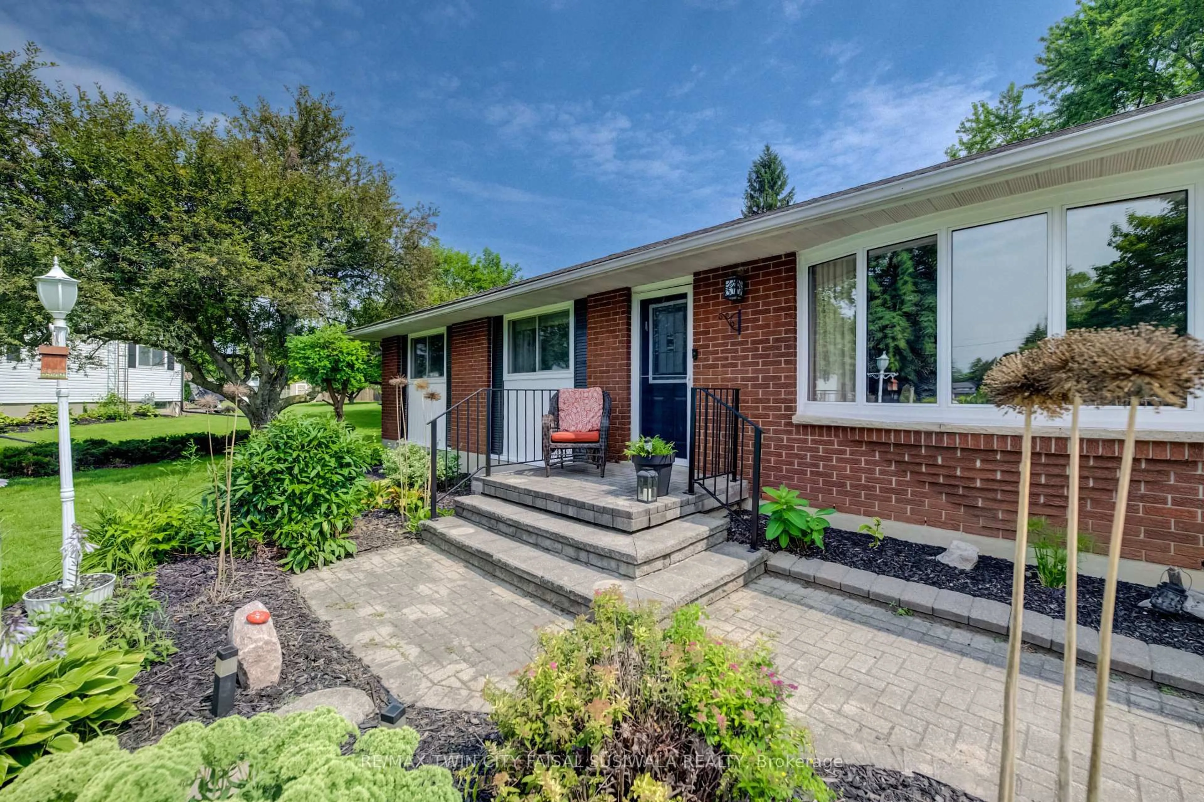 Home with brick exterior material, street for 44 Oakwood Dr, Cambridge Ontario N1R 5S3