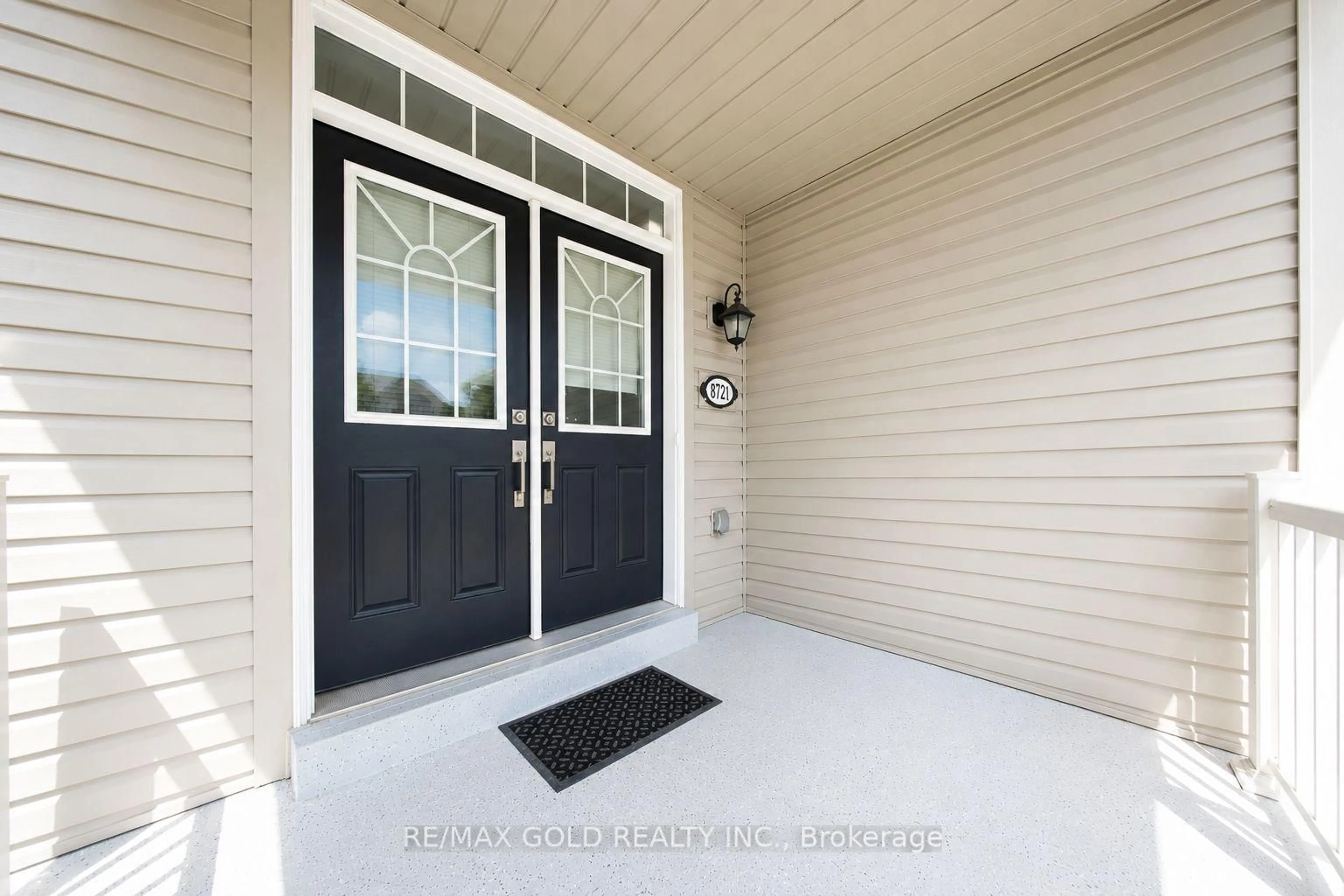 Indoor entryway for 8721 Pawpaw Lane, Niagara Falls Ontario L2H 2Y6