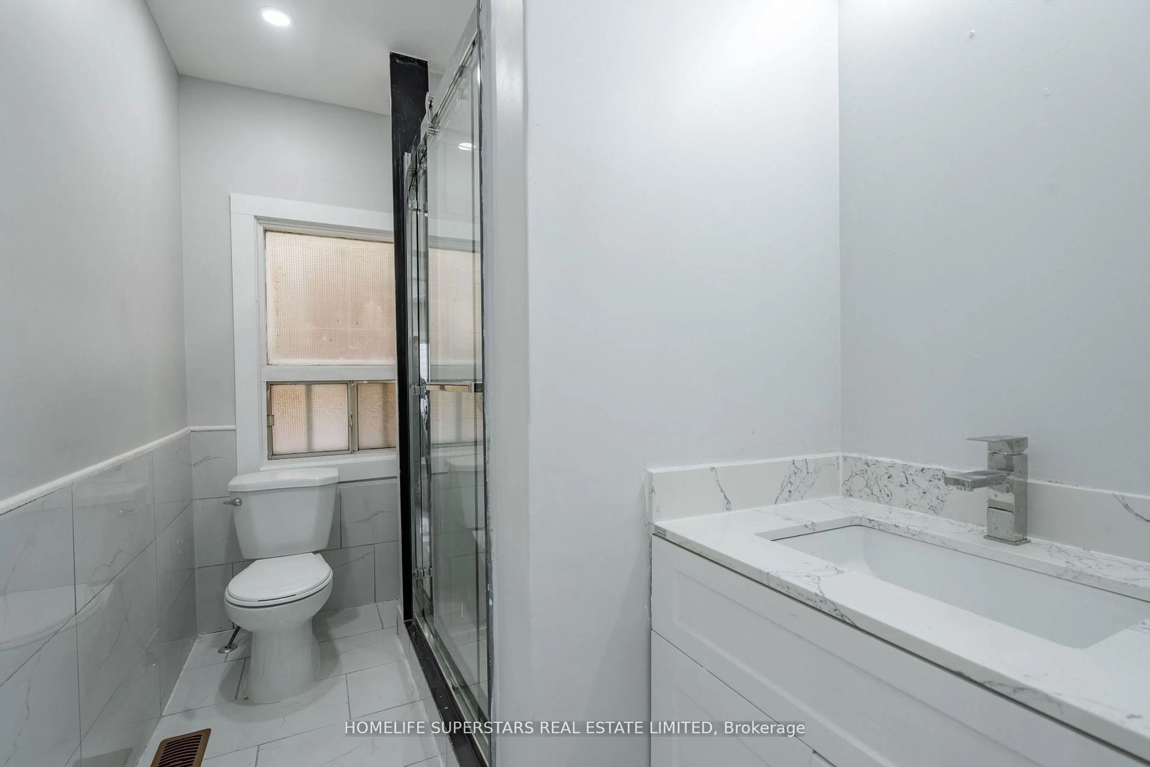 Standard bathroom, ceramic/tile floor for 4550 Homewood Ave, Niagara Falls Ontario L2E 4X8