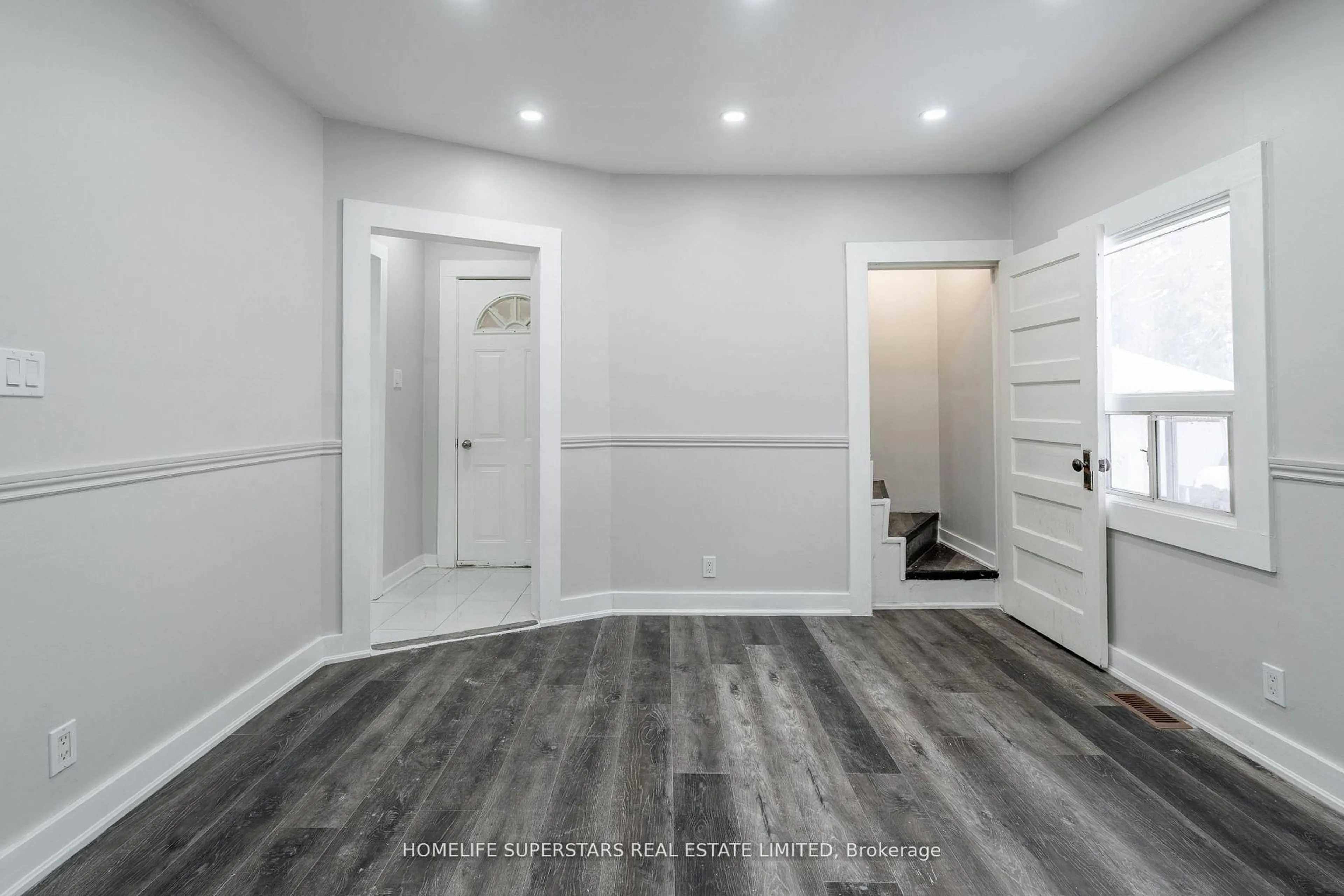 Indoor entryway for 4550 Homewood Ave, Niagara Falls Ontario L2E 4X8