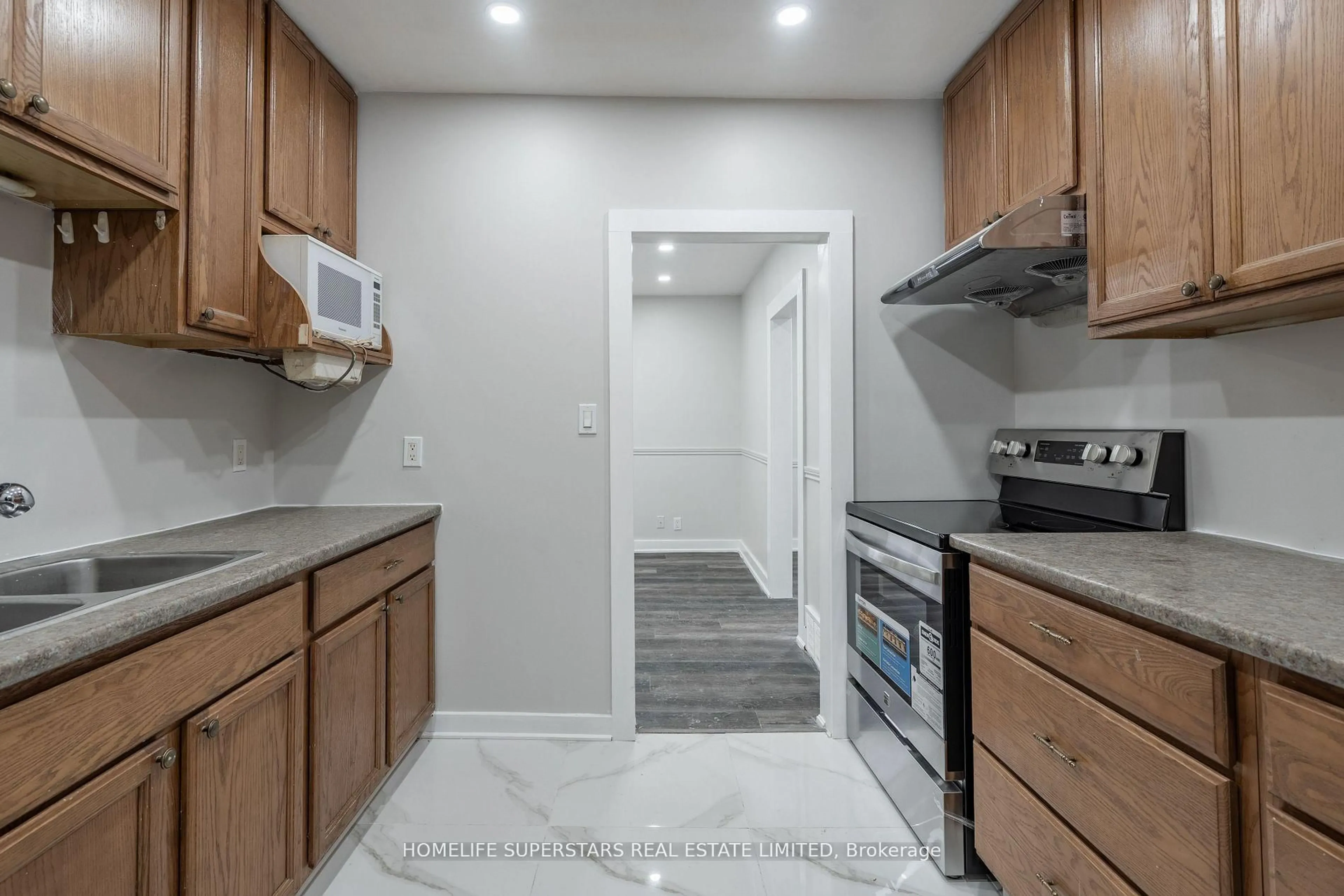 Standard kitchen, unknown for 4550 Homewood Ave, Niagara Falls Ontario L2E 4X8