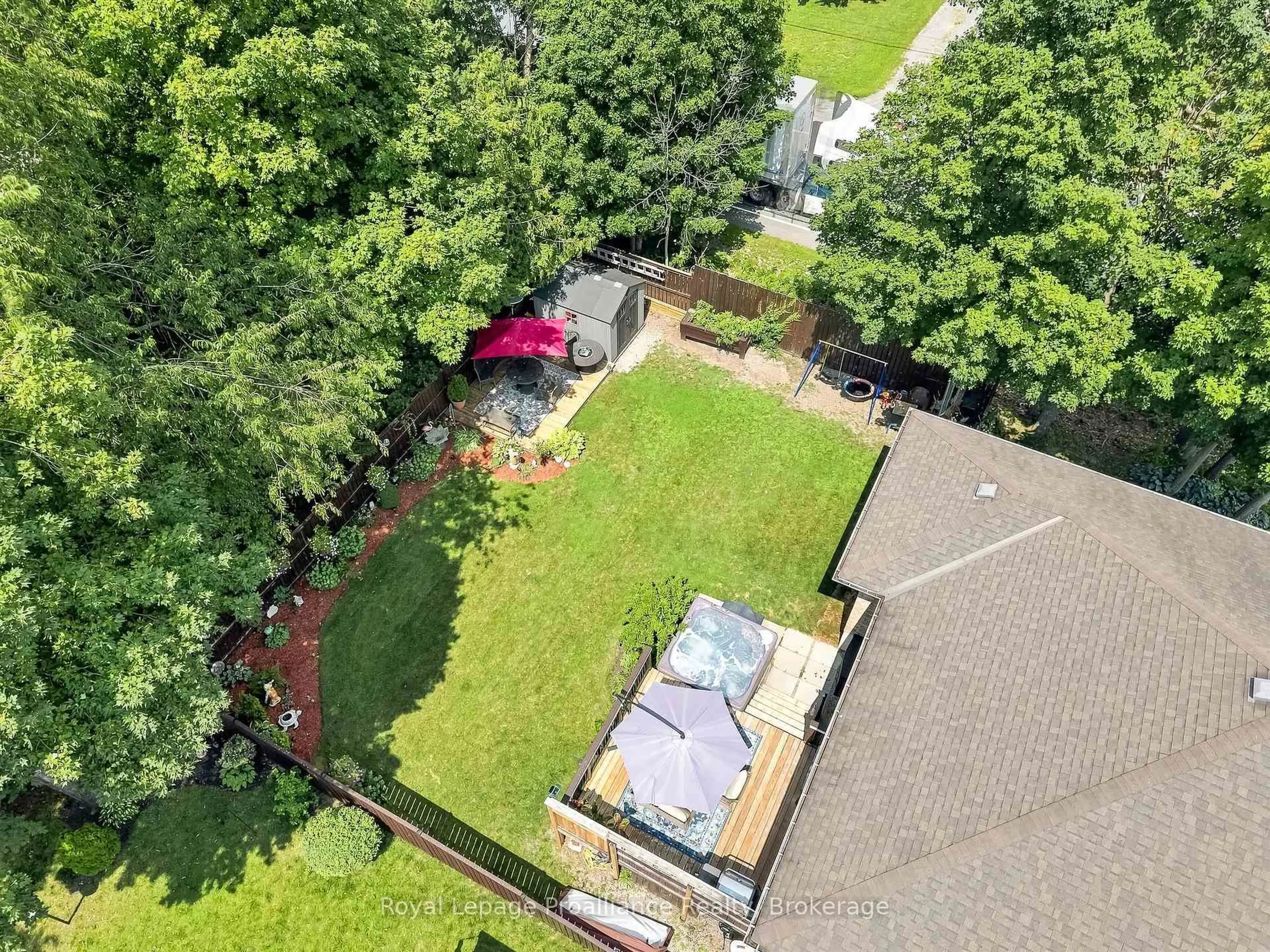A pic from outside/outdoor area/front of a property/back of a property/a pic from drone, street for 39 Lakewood Cres, Ingleside Ontario K8V 5P4