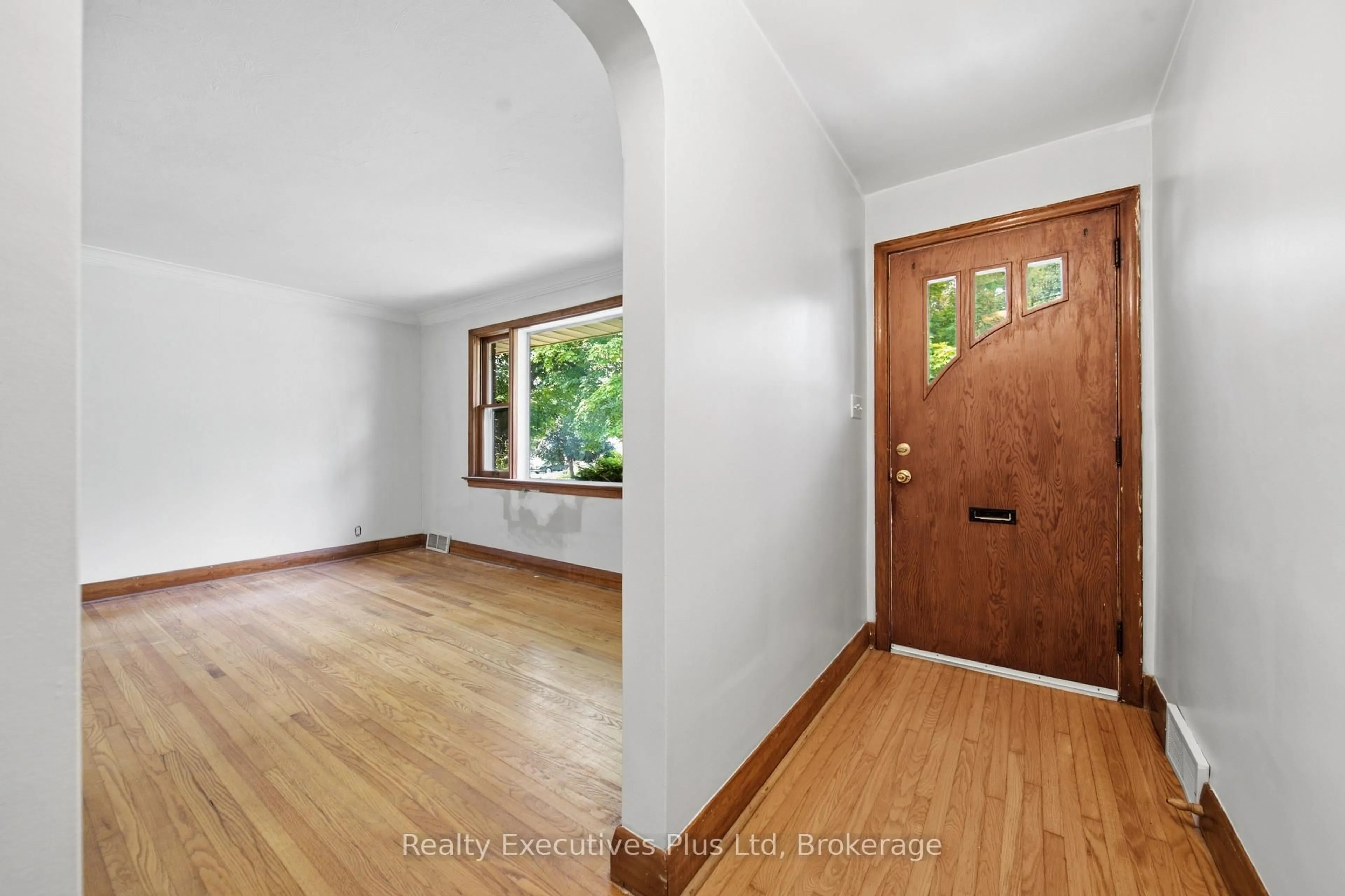 Indoor entryway for 361 Metcalfe St, Guelph Ontario N1E 4Z5