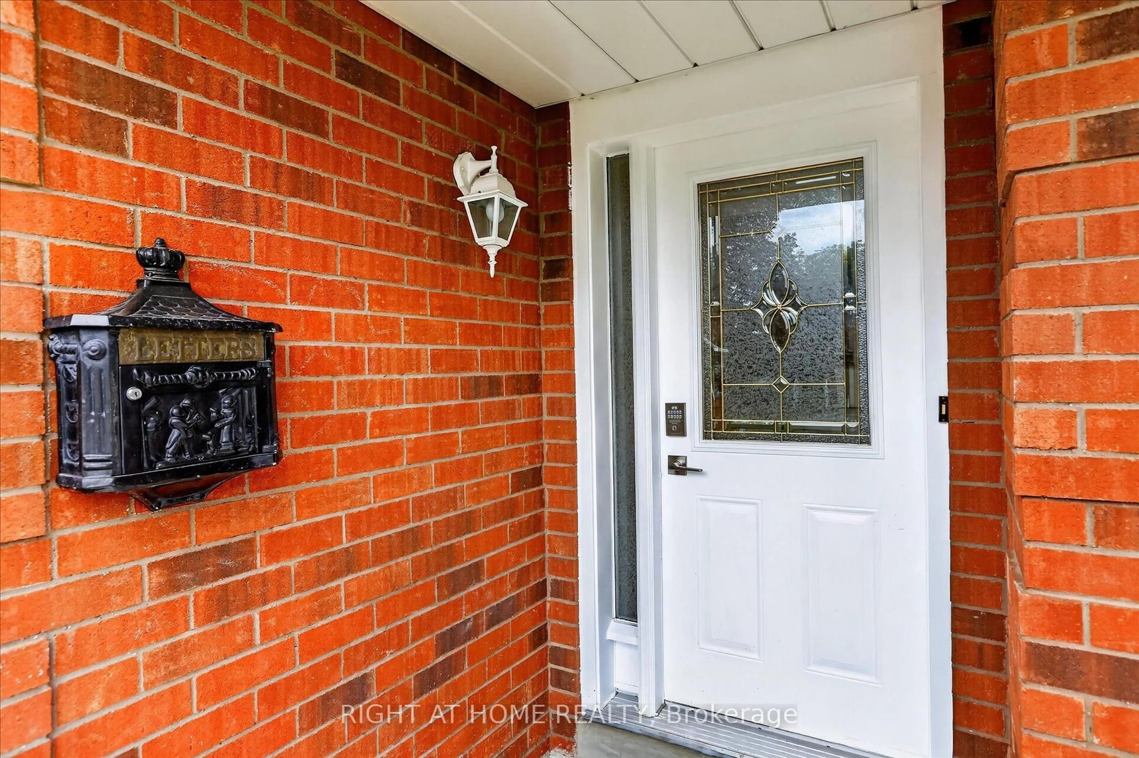 Indoor entryway for 1533 Wildlark Dr, Peterborough Ontario K9K 1X1