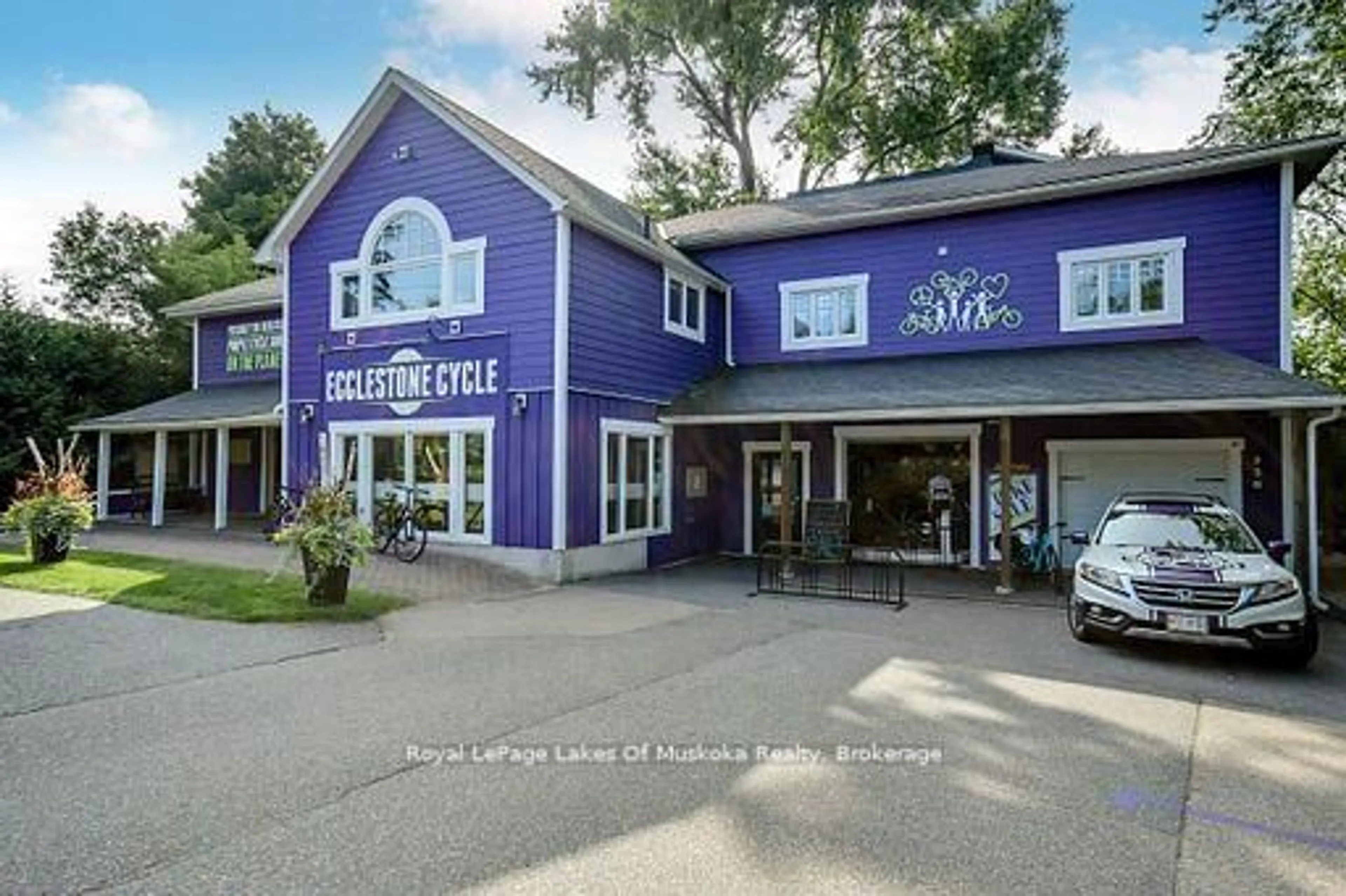 A pic from outside/outdoor area/front of a property/back of a property/a pic from drone, unknown for 230 Ecclestone Dr, Bracebridge Ontario P1L 1G4