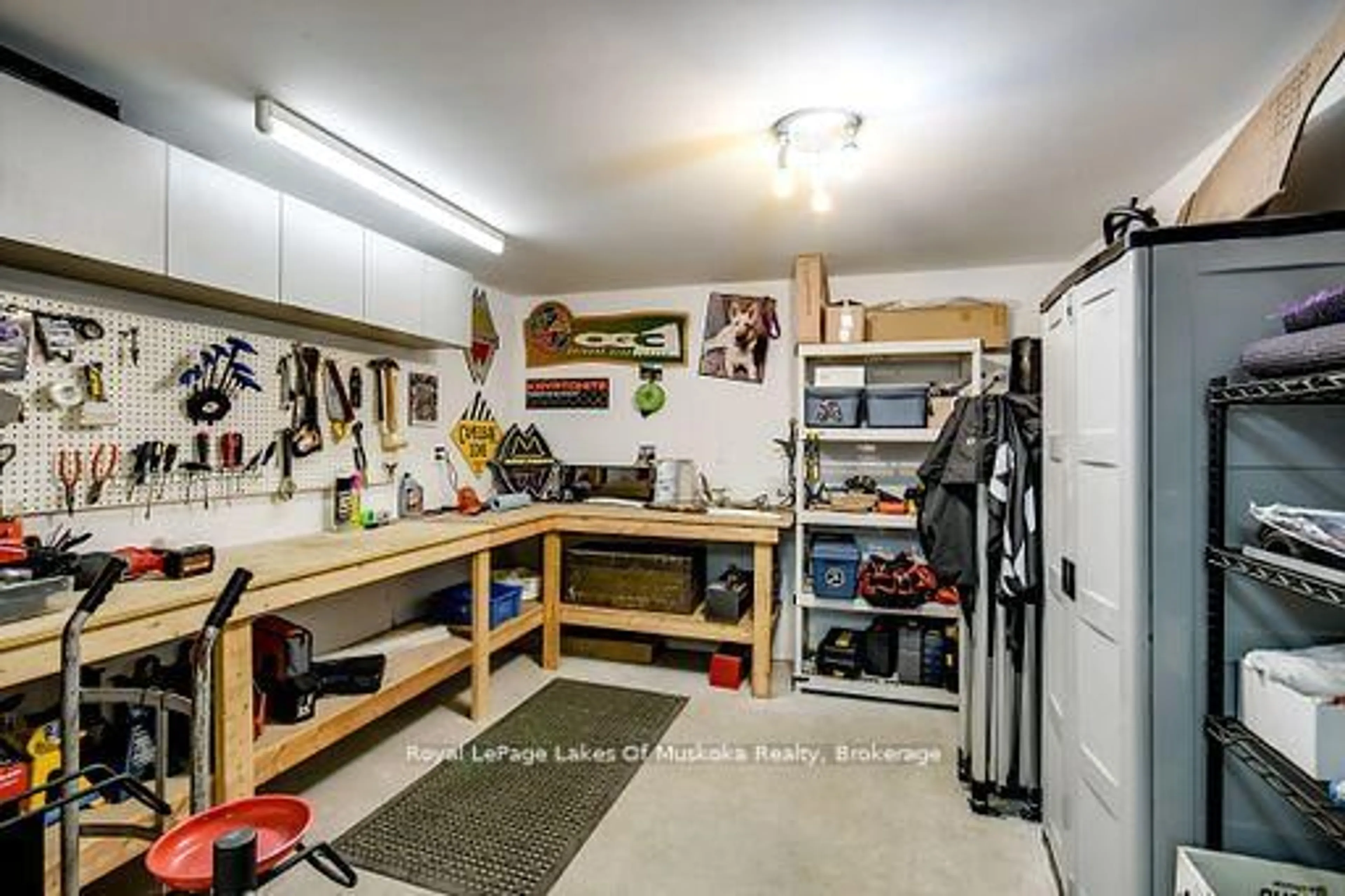 Indoor garage for 230 Ecclestone Dr, Bracebridge Ontario P1L 1G4