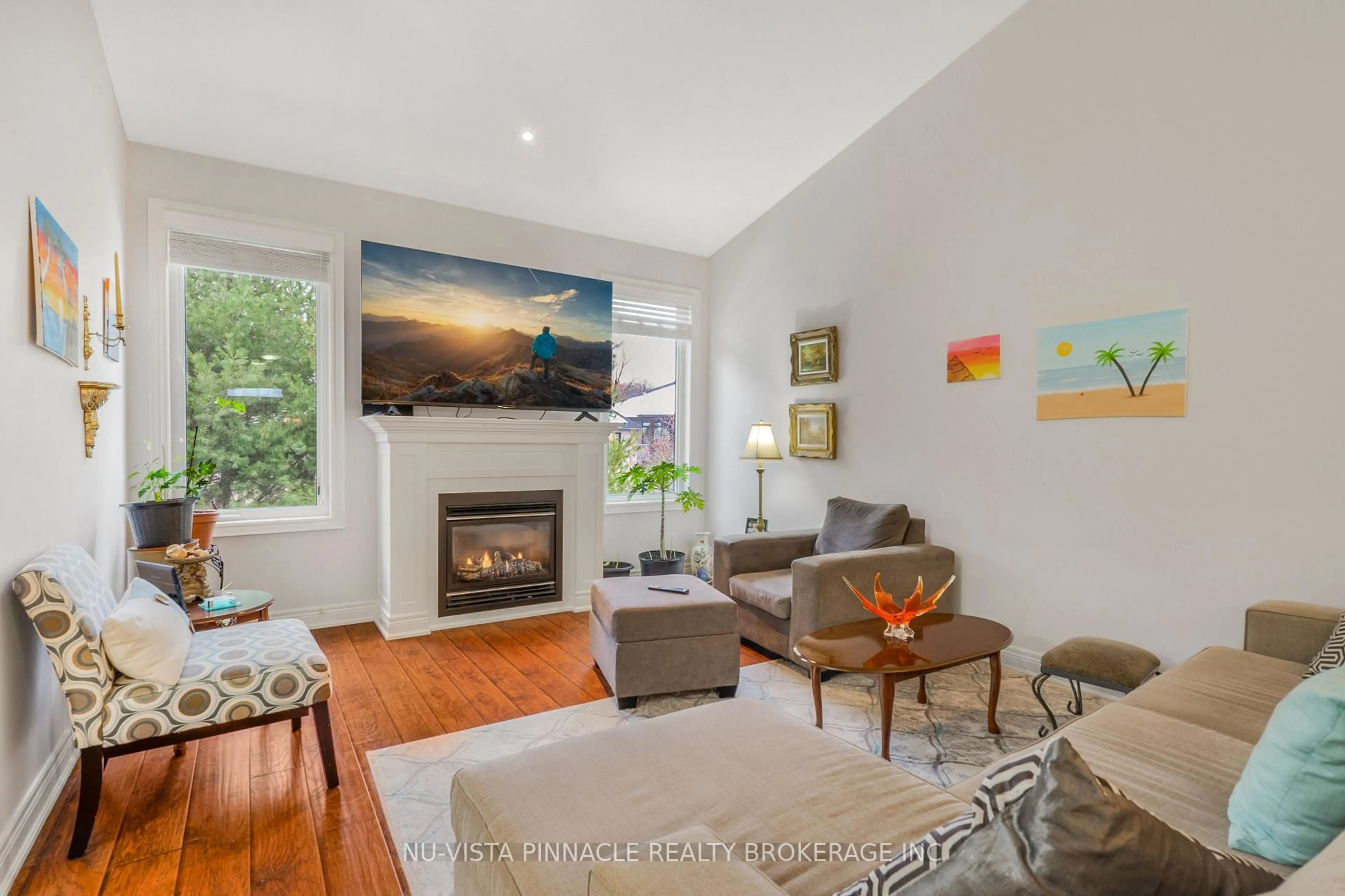 Living room with furniture, wood/laminate floor for 19 Hillside Dr #10, Niagara-on-the-Lake Ontario L0S 1J0
