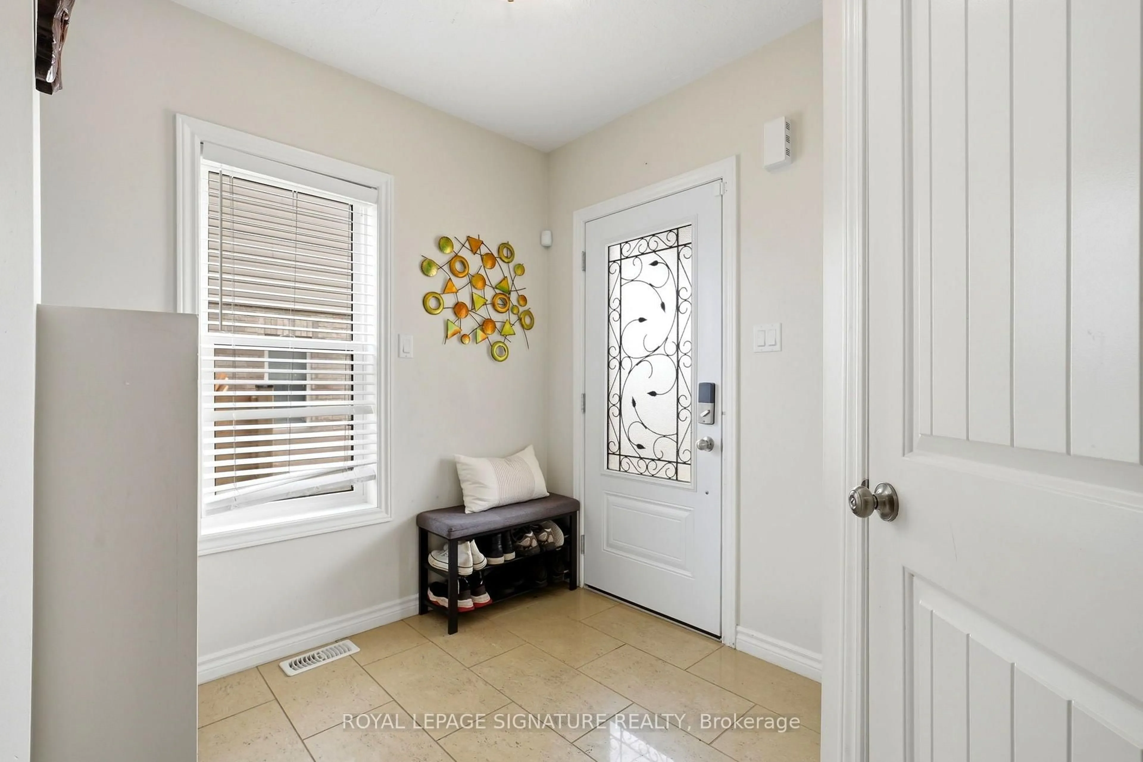 Indoor entryway for 517 Victoria St, Shelburne Ontario L9V 2Y3