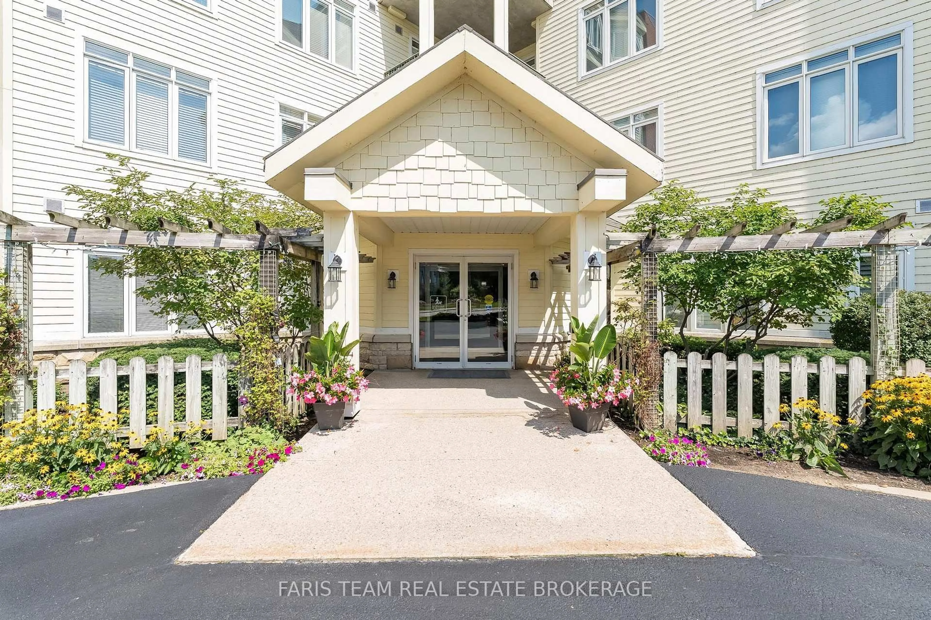 Indoor foyer for 10 Bay St #301, Blue Mountains Ontario N0H 2P0