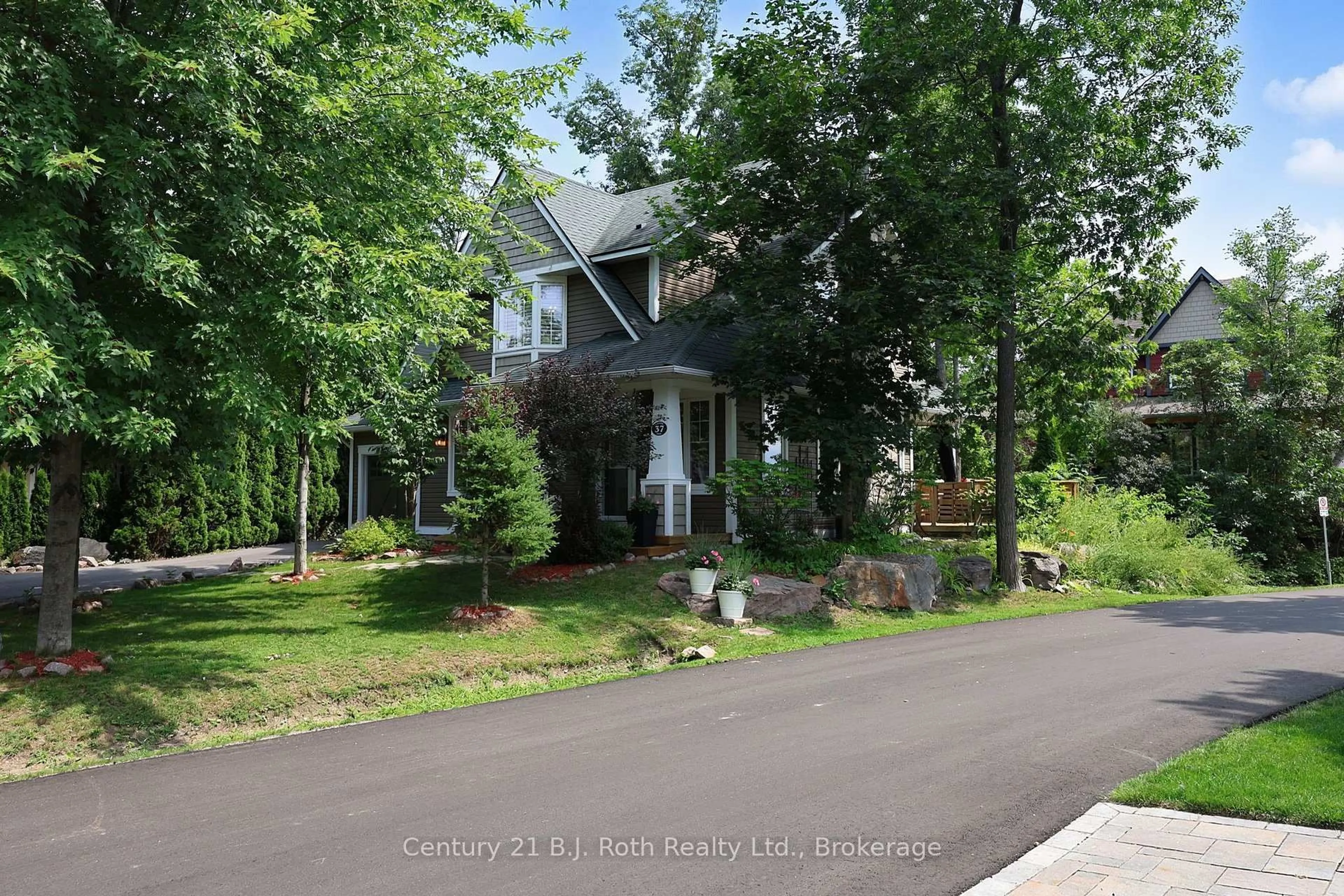 A pic from outside/outdoor area/front of a property/back of a property/a pic from drone, street for 37 Country Tr, Georgian Bay Ontario L0K 1S0