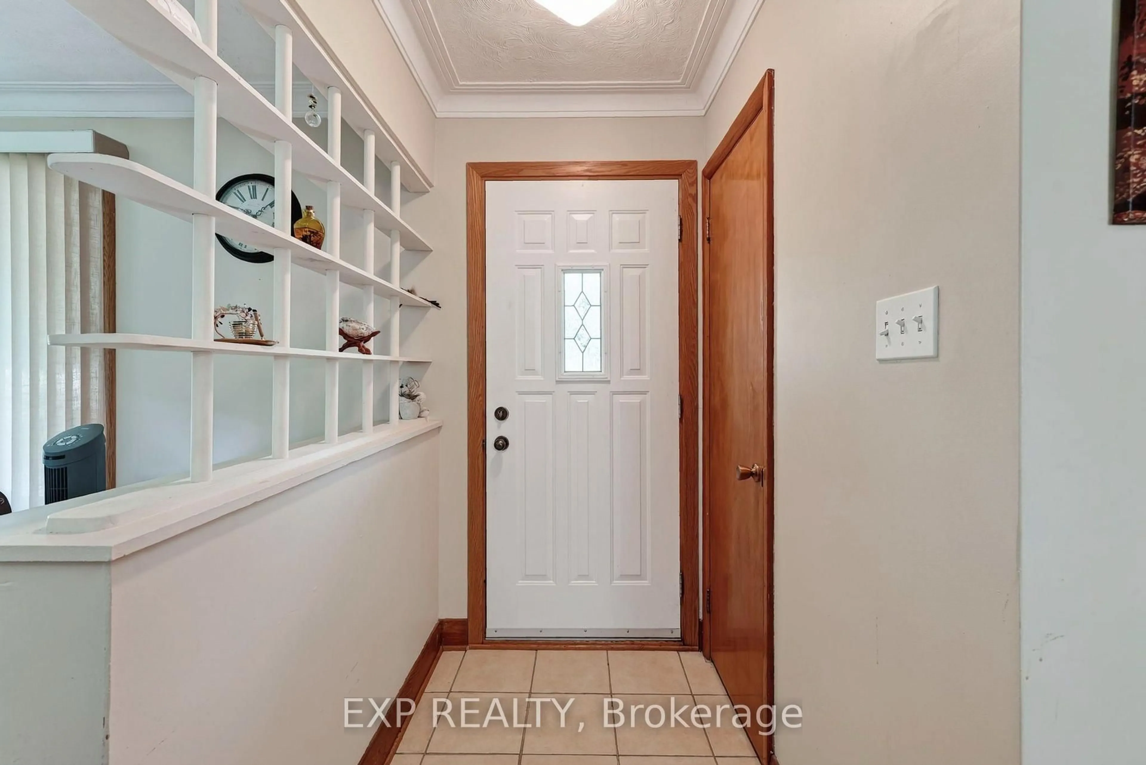Indoor entryway for 1304 Leonard Ave, Cornwall Ontario K6J 1M6