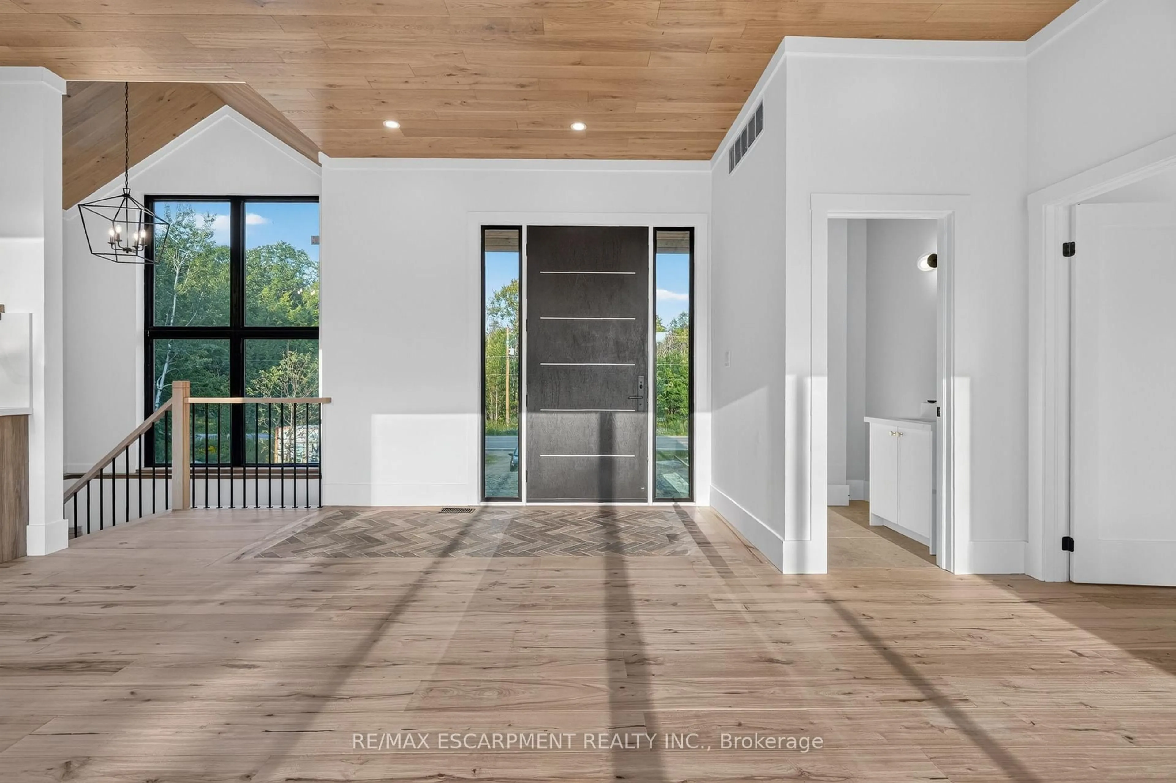 Indoor entryway for 1641 Brackenrig Rd, Muskoka Lakes Ontario P0B 1J0
