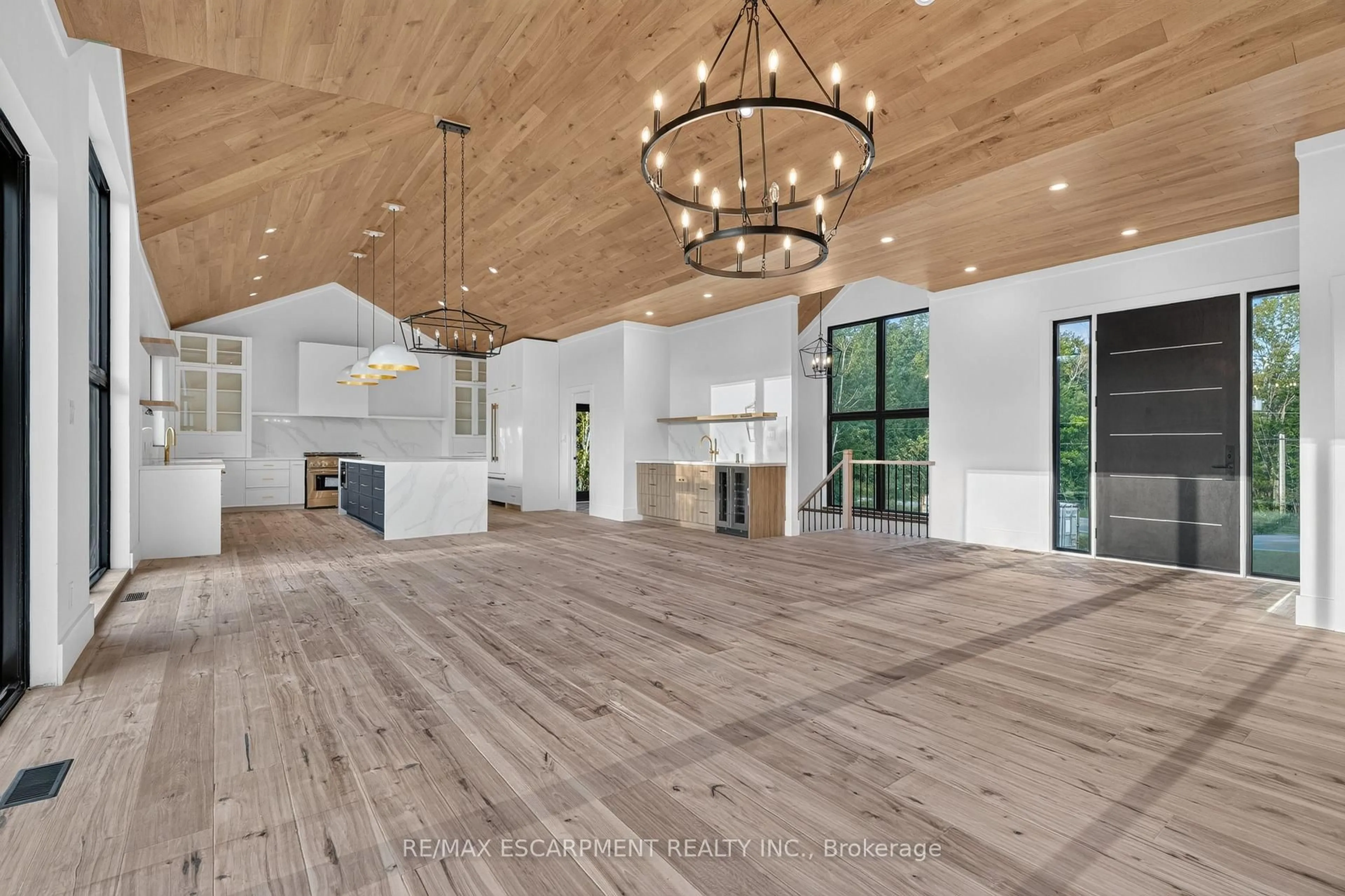 Indoor foyer for 1641 Brackenrig Rd, Muskoka Lakes Ontario P0B 1J0
