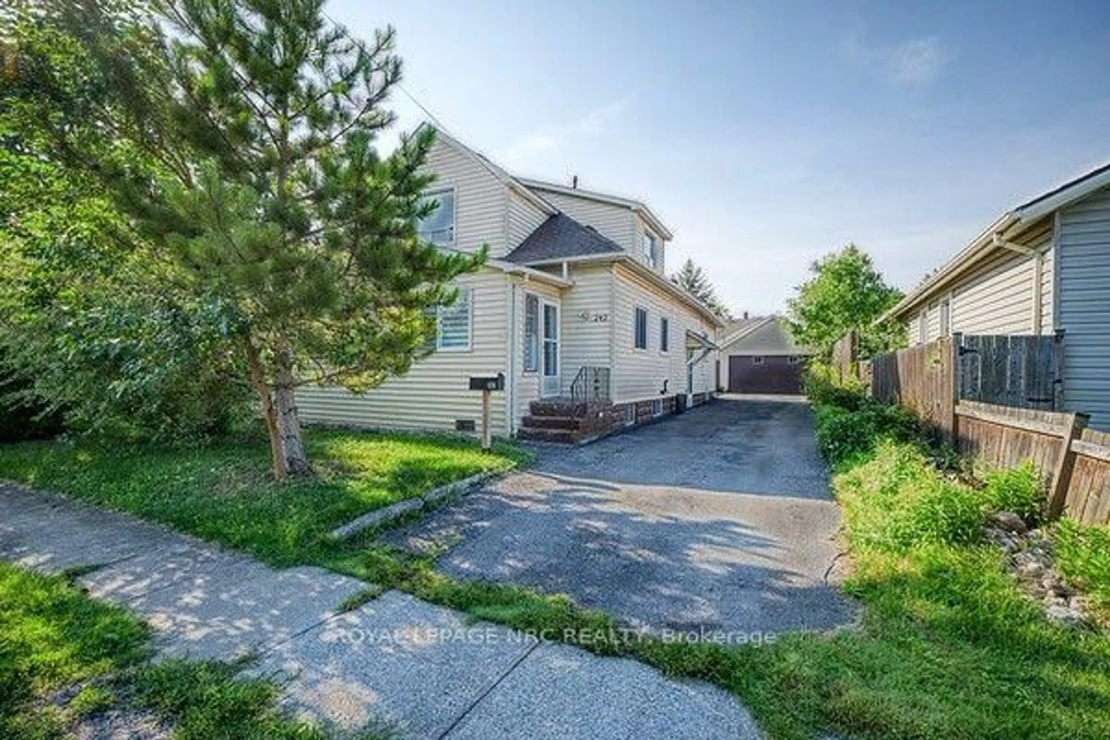 A pic from outside/outdoor area/front of a property/back of a property/a pic from drone, street for 242 Henrietta St, Fort Erie Ontario L2A 2K7