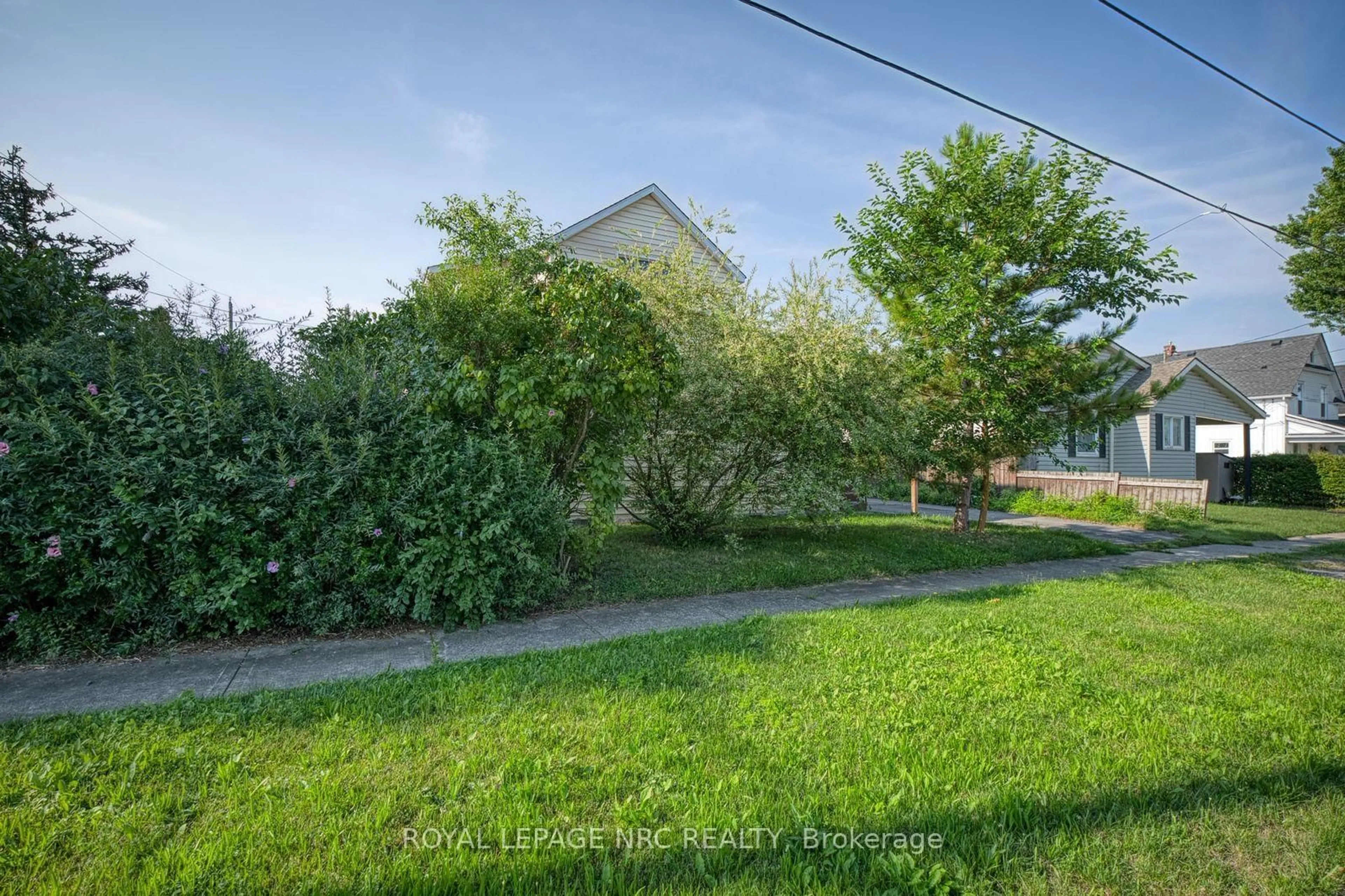 A pic from outside/outdoor area/front of a property/back of a property/a pic from drone, street for 242 Henrietta St, Fort Erie Ontario L2A 2K7