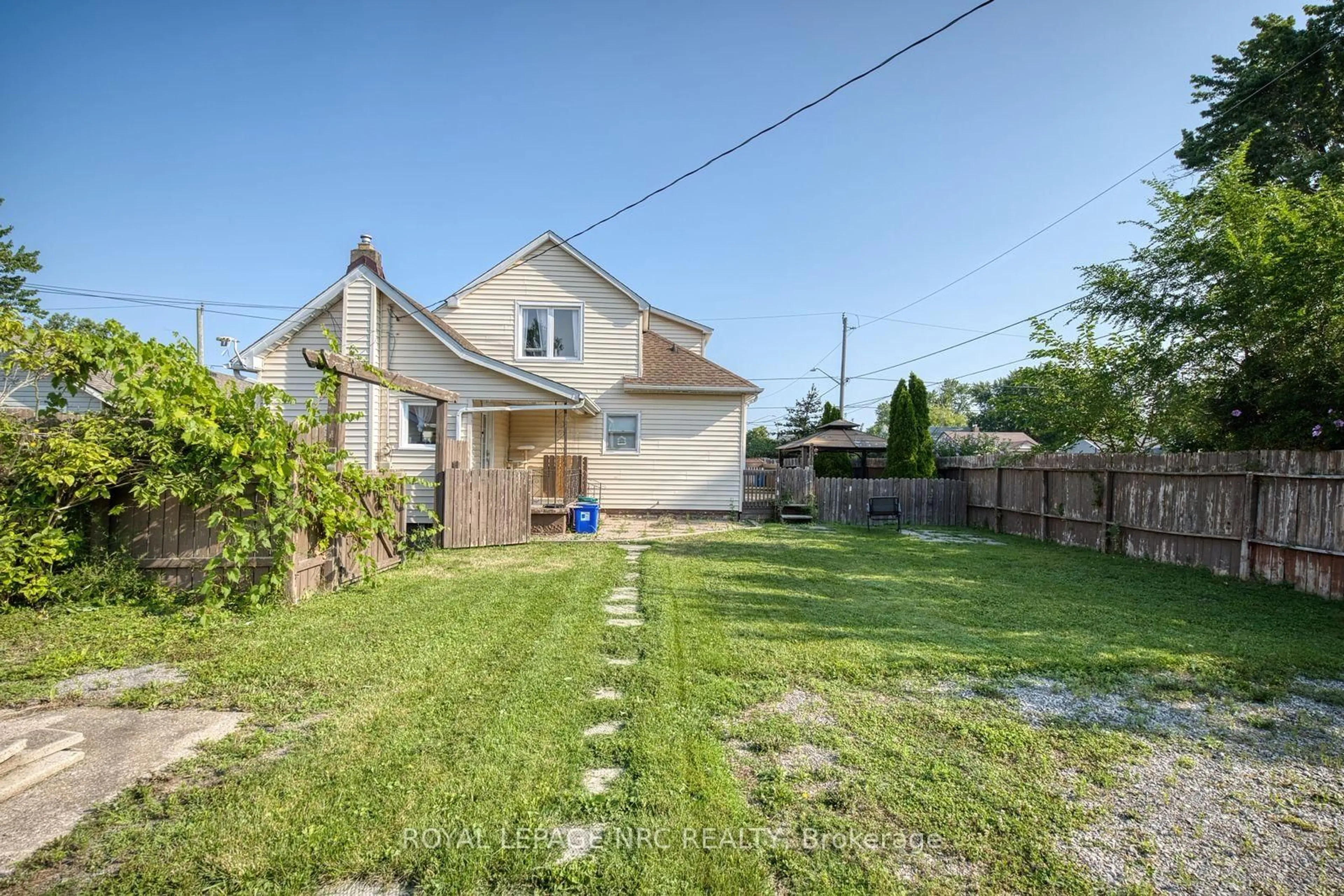 A pic from outside/outdoor area/front of a property/back of a property/a pic from drone, street for 242 Henrietta St, Fort Erie Ontario L2A 2K7