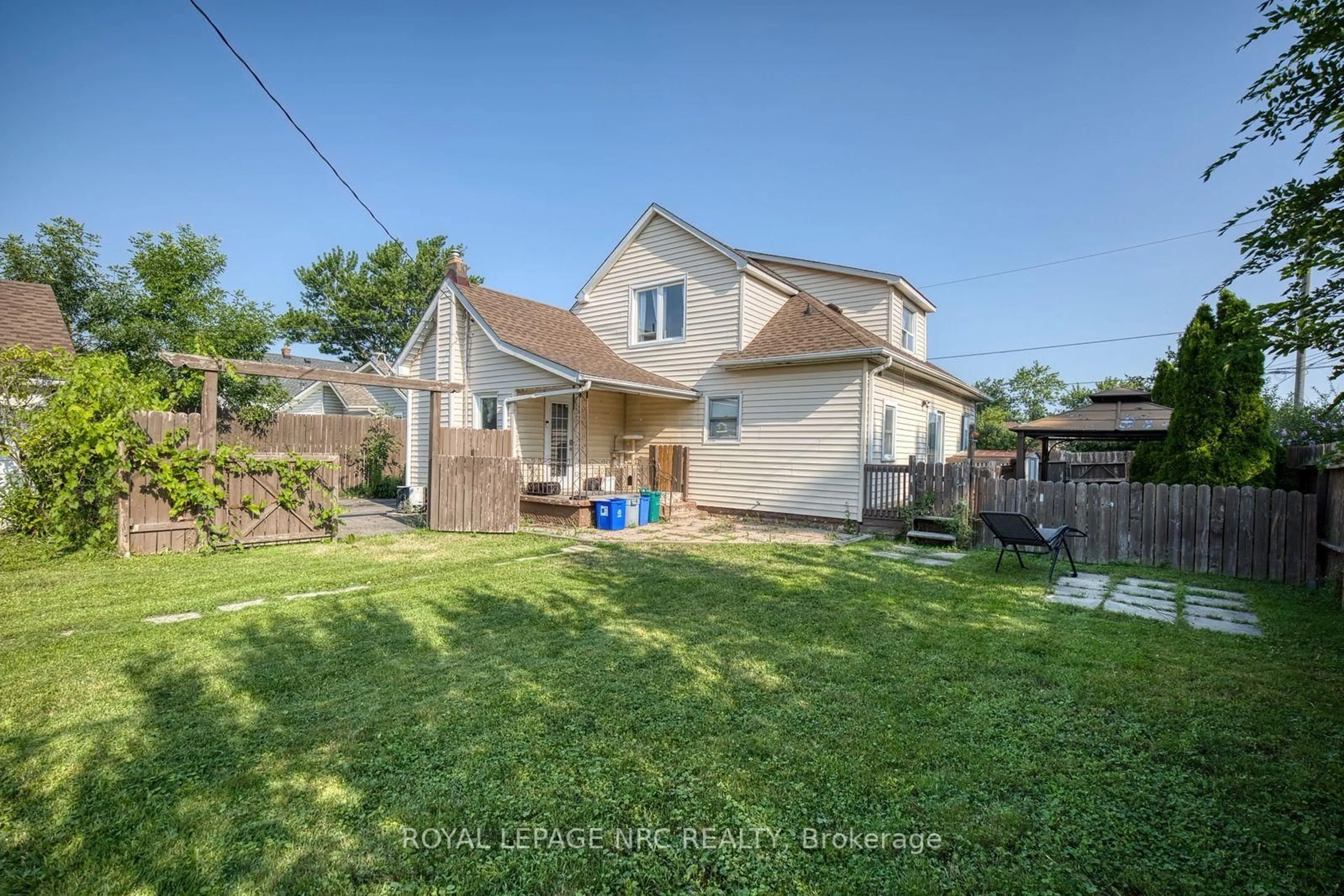 A pic from outside/outdoor area/front of a property/back of a property/a pic from drone, street for 242 Henrietta St, Fort Erie Ontario L2A 2K7
