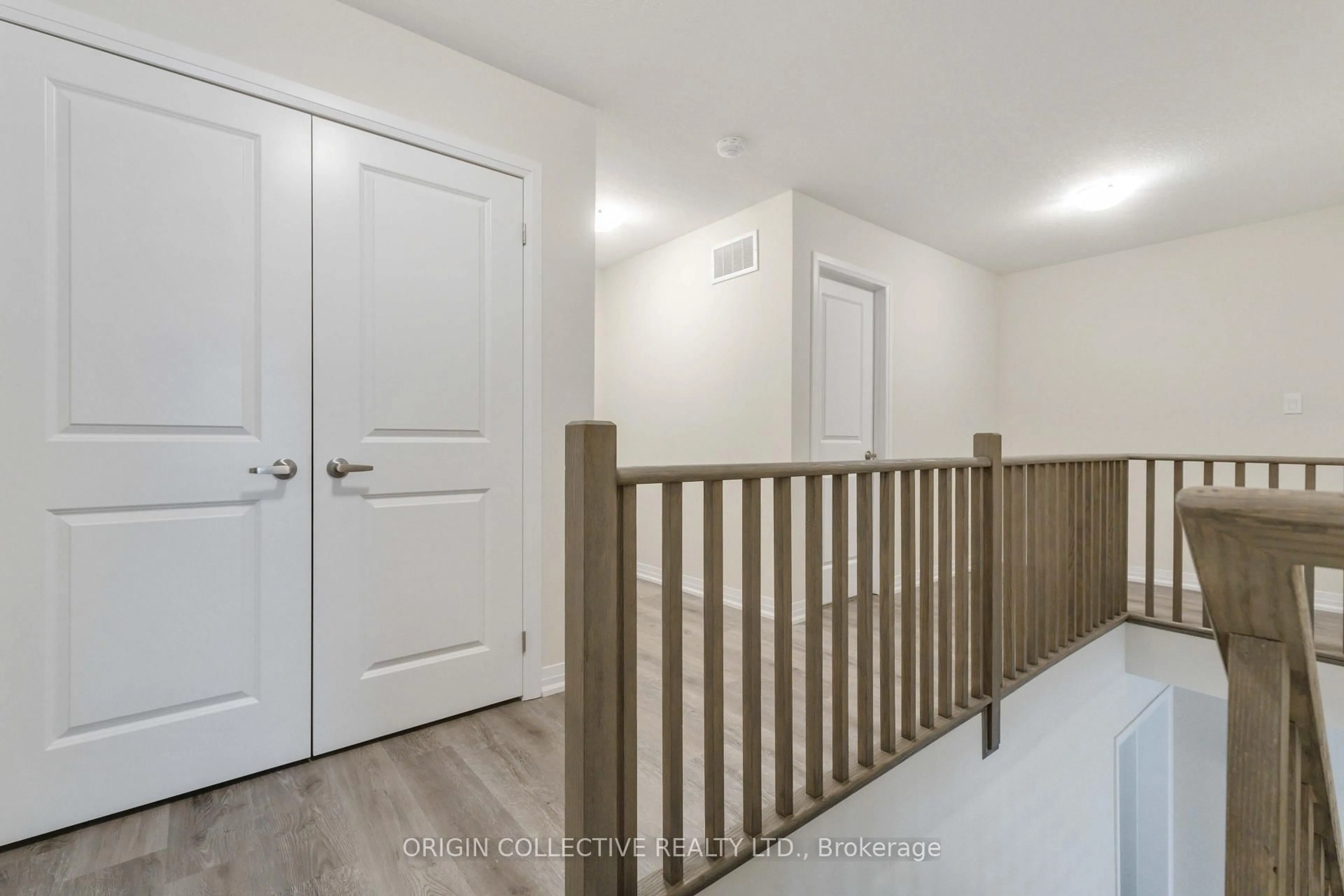 Indoor entryway for 185 Bedrock Dr #14, Hamilton Ontario L8J 0M5