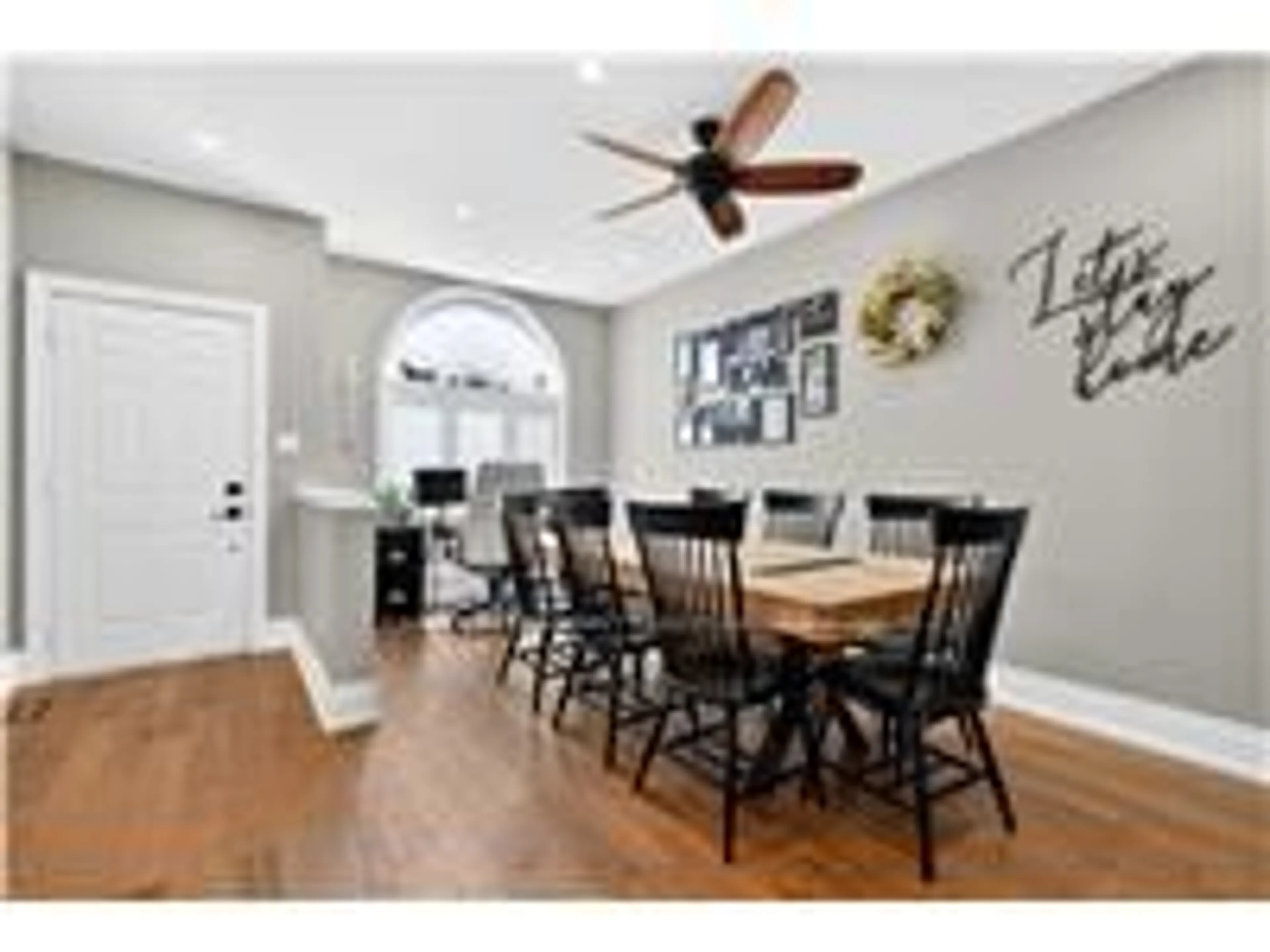 Dining room, wood/laminate floor for 92 MORRISON Cres, Grimsby Ontario L3M 5K5